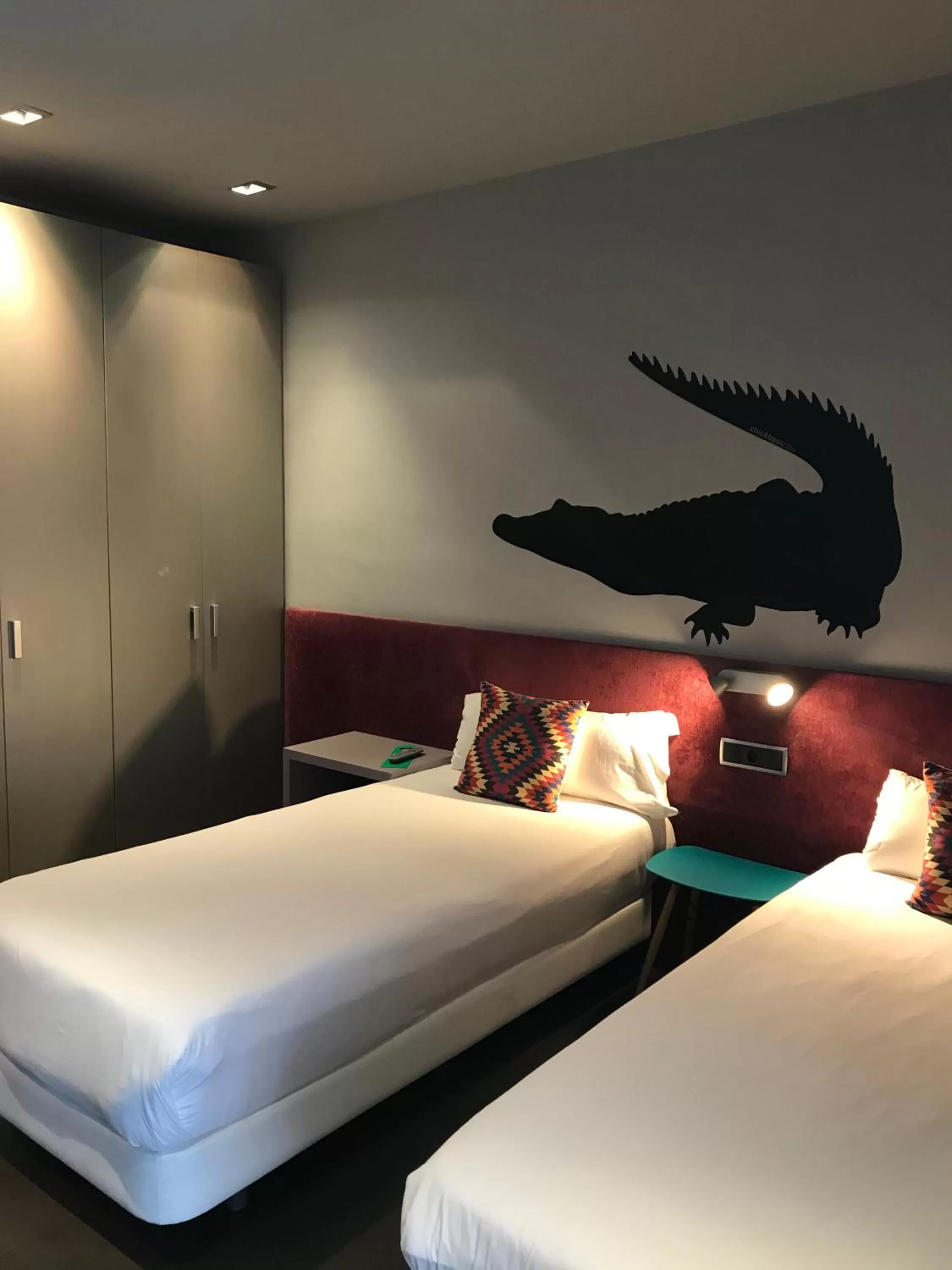 Bedroom, Bed in Chic & Basic Zoo