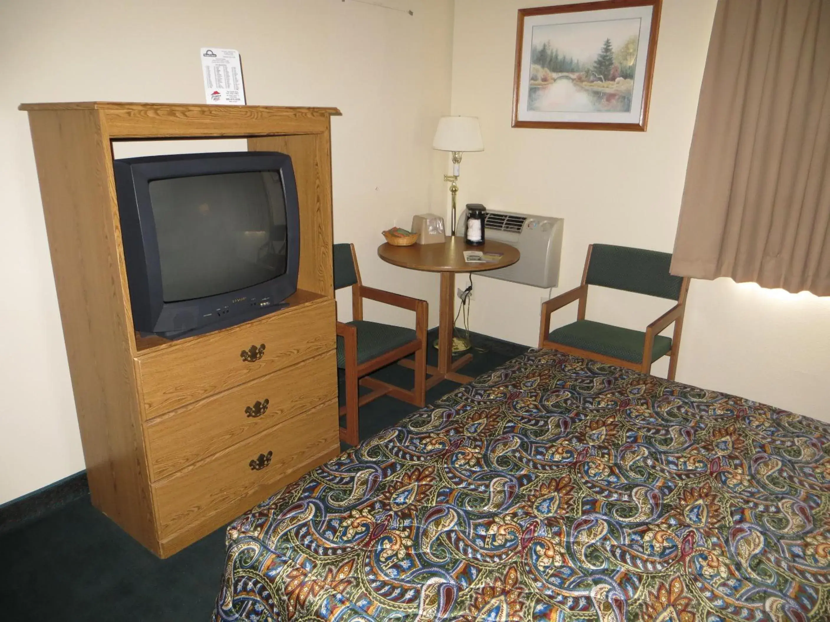 Bed, TV/Entertainment Center in Days Inn by Wyndham Custer