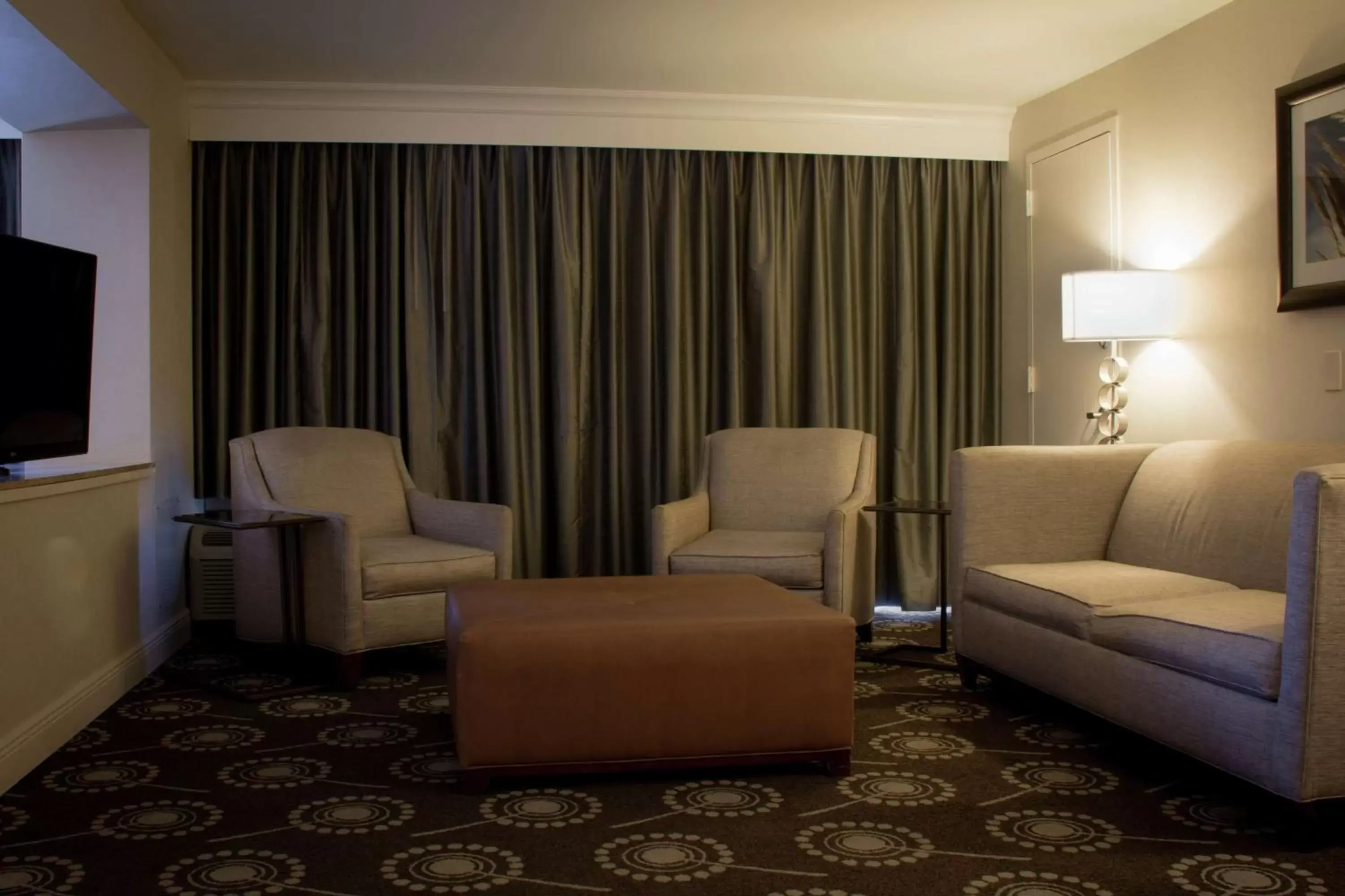 Bedroom, Seating Area in DoubleTree by Hilton Midland Plaza