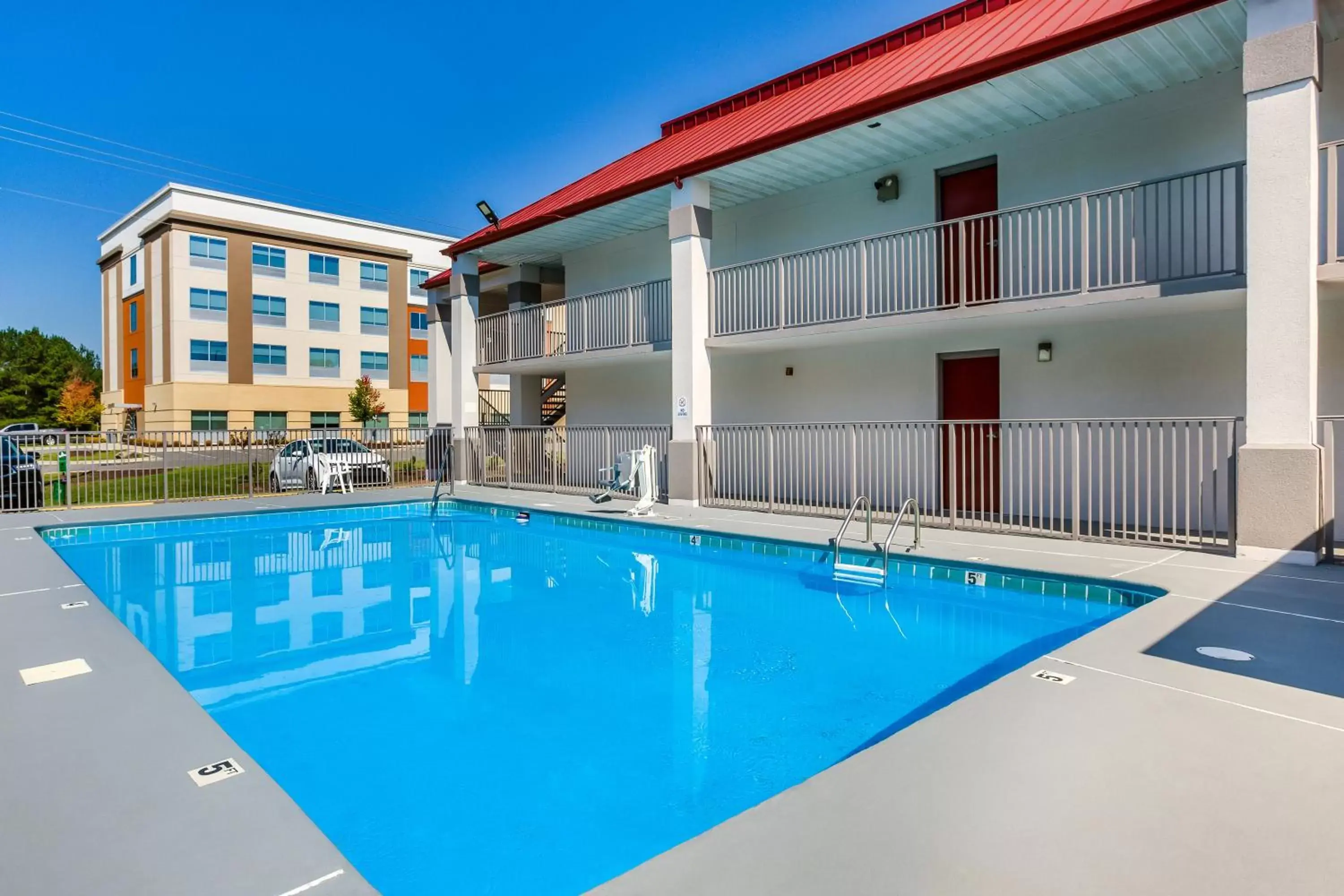 Swimming pool, Property Building in Red Roof Inn Fayetteville I-95