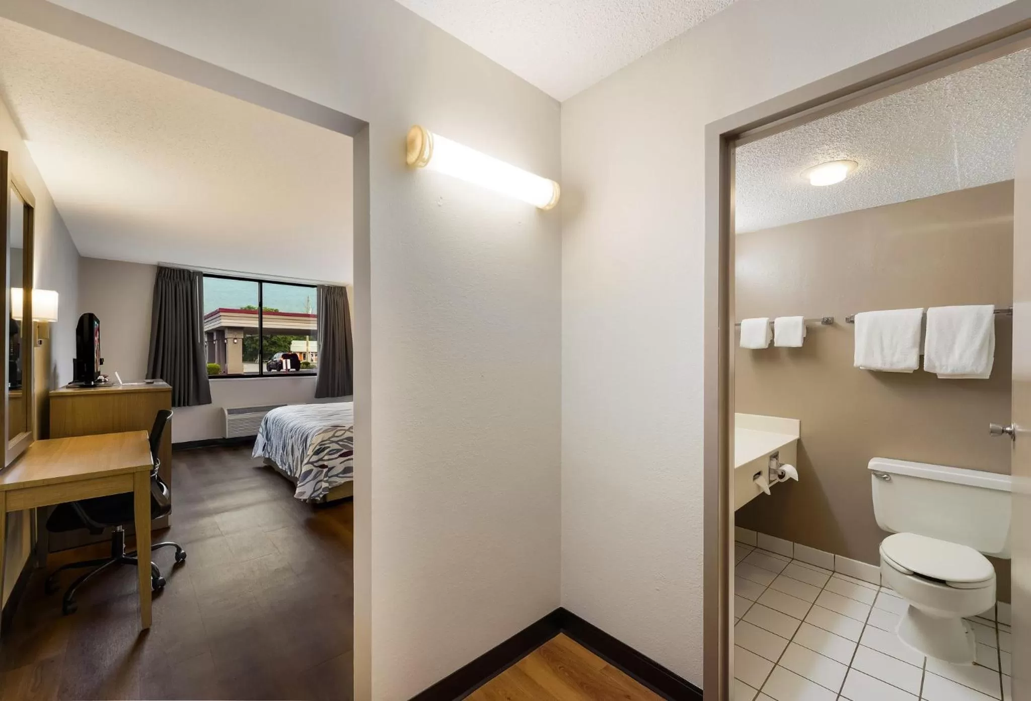 Photo of the whole room, Bed in Red Roof Inn Painted Post