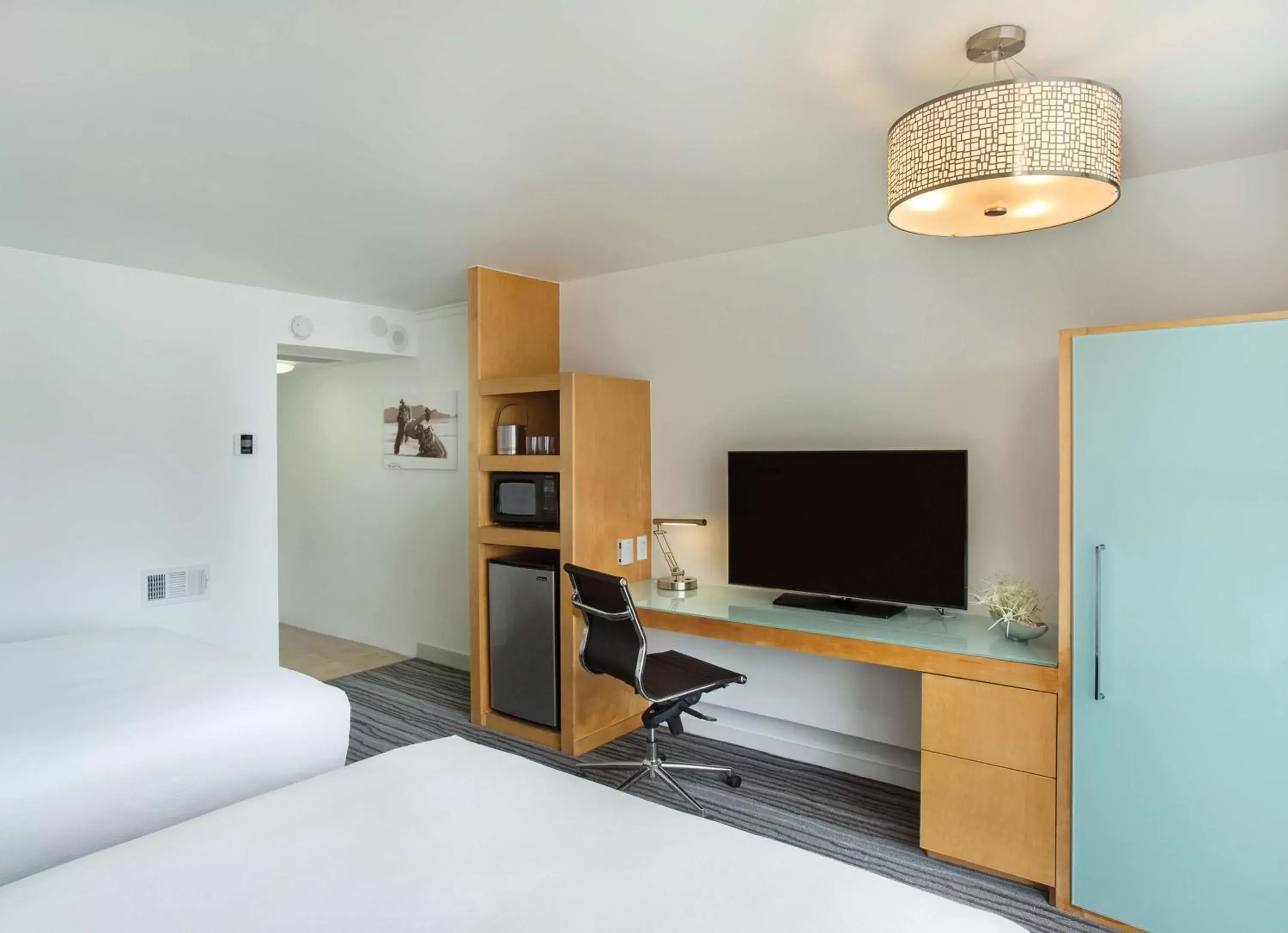 Bed, TV/Entertainment Center in Grand Naniloa Hotel, a Doubletree by Hilton