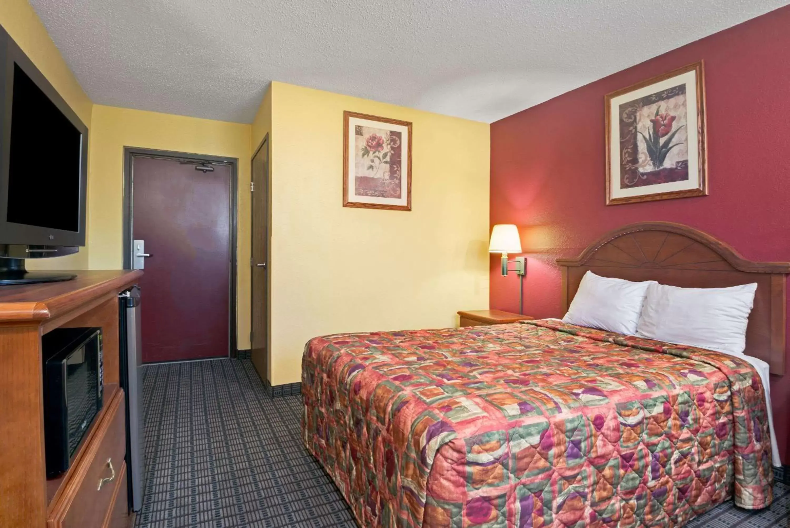 Photo of the whole room, Bed in Days Inn by Wyndham Torrington