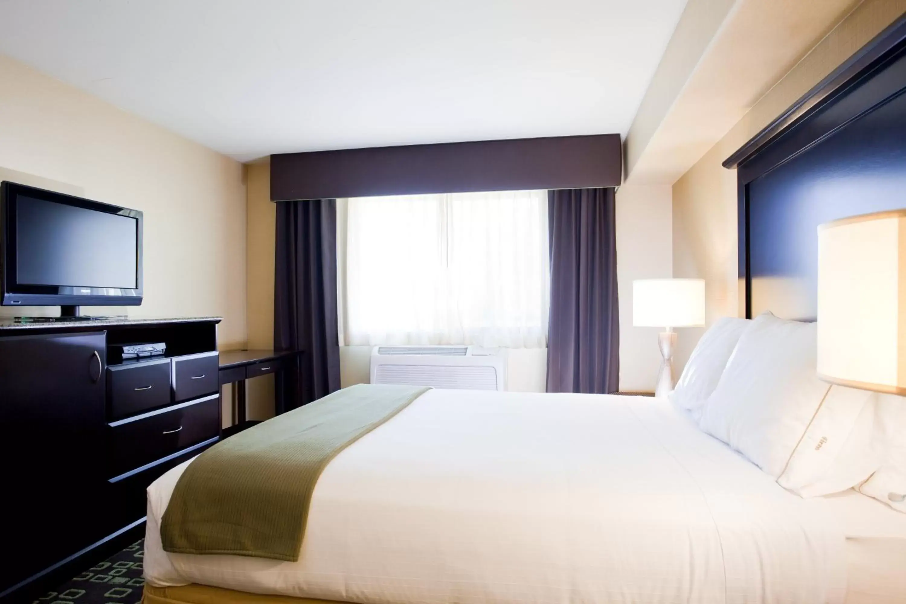 Photo of the whole room, Bed in Holiday Inn Express Hotel & Suites Woodland Hills, an IHG Hotel