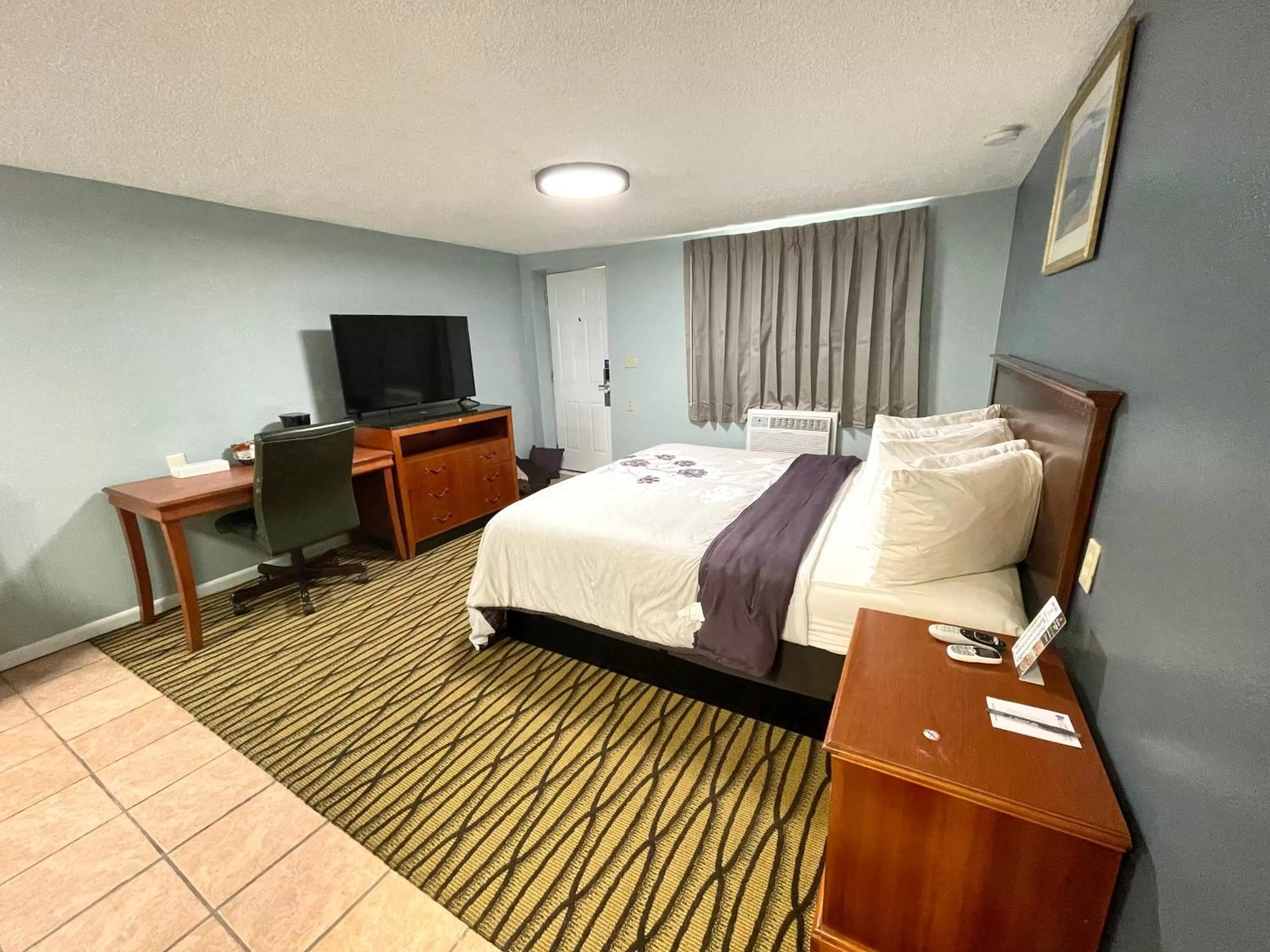 Bed in Annie Oakley Motel Oakley