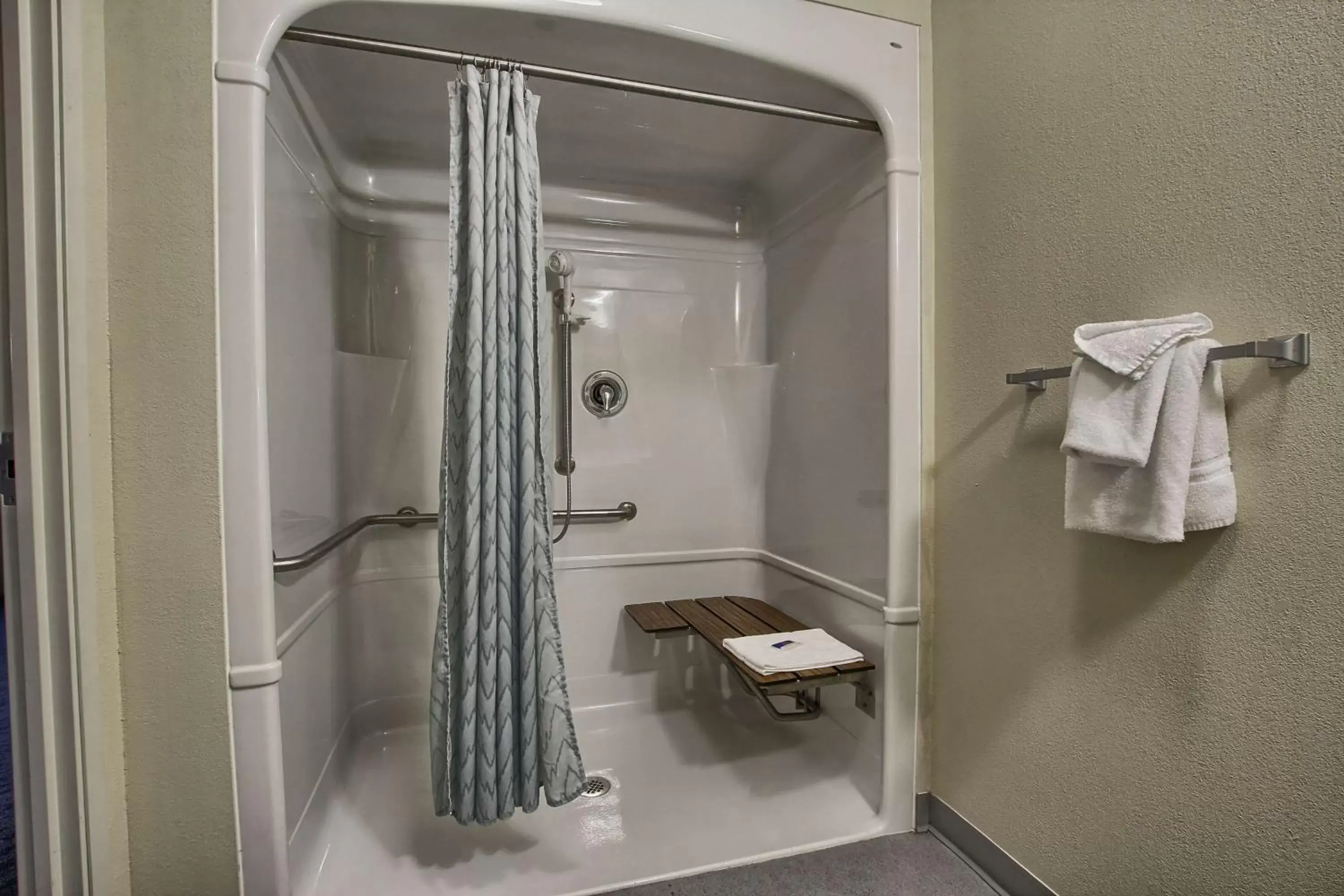 Shower, Bathroom in Motel 6-London, ON - Ontario