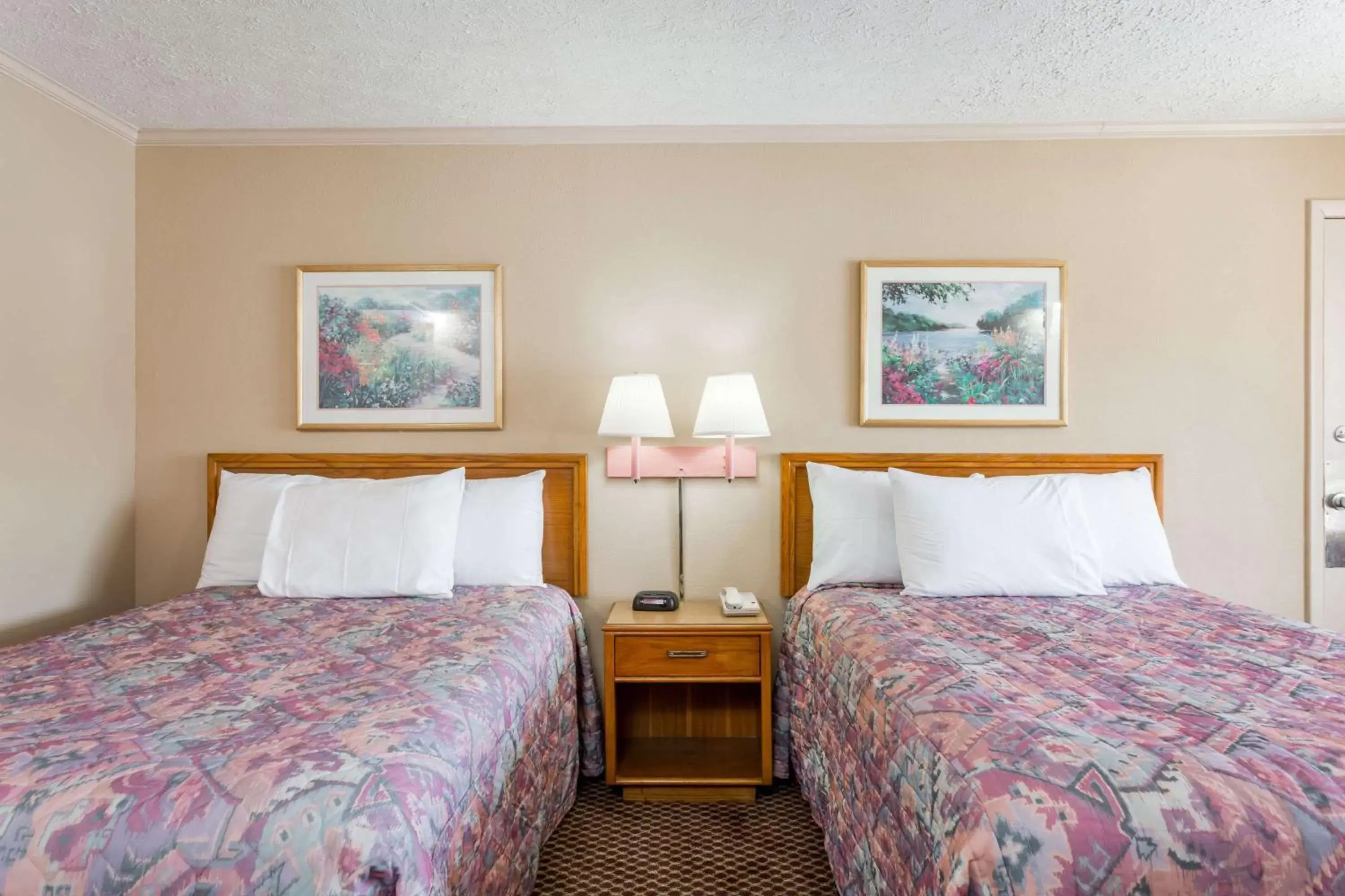 Photo of the whole room, Bed in Travelodge by Wyndham Ridgeway Martinsville Area