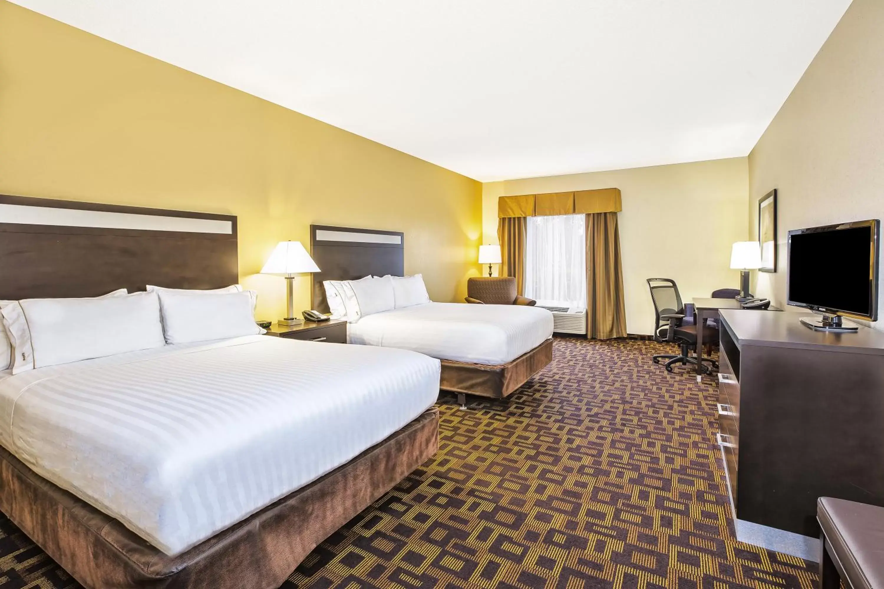 Photo of the whole room, Bed in Holiday Inn Express Hotel and Suites Marysville, an IHG Hotel
