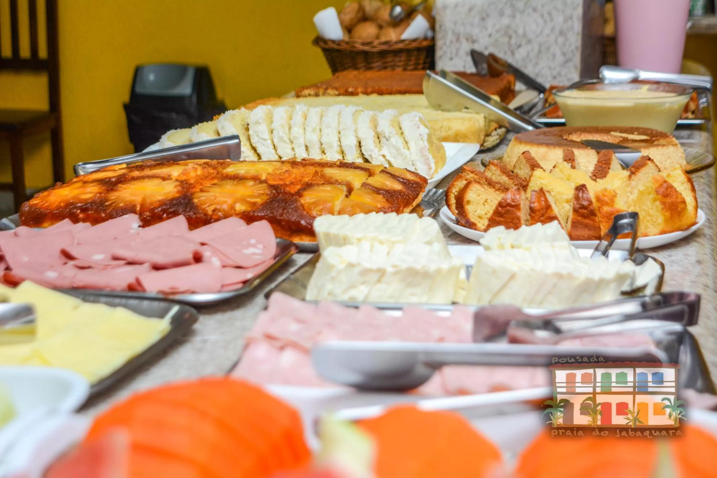 Buffet breakfast in Pousada Praia do Jabaquara
