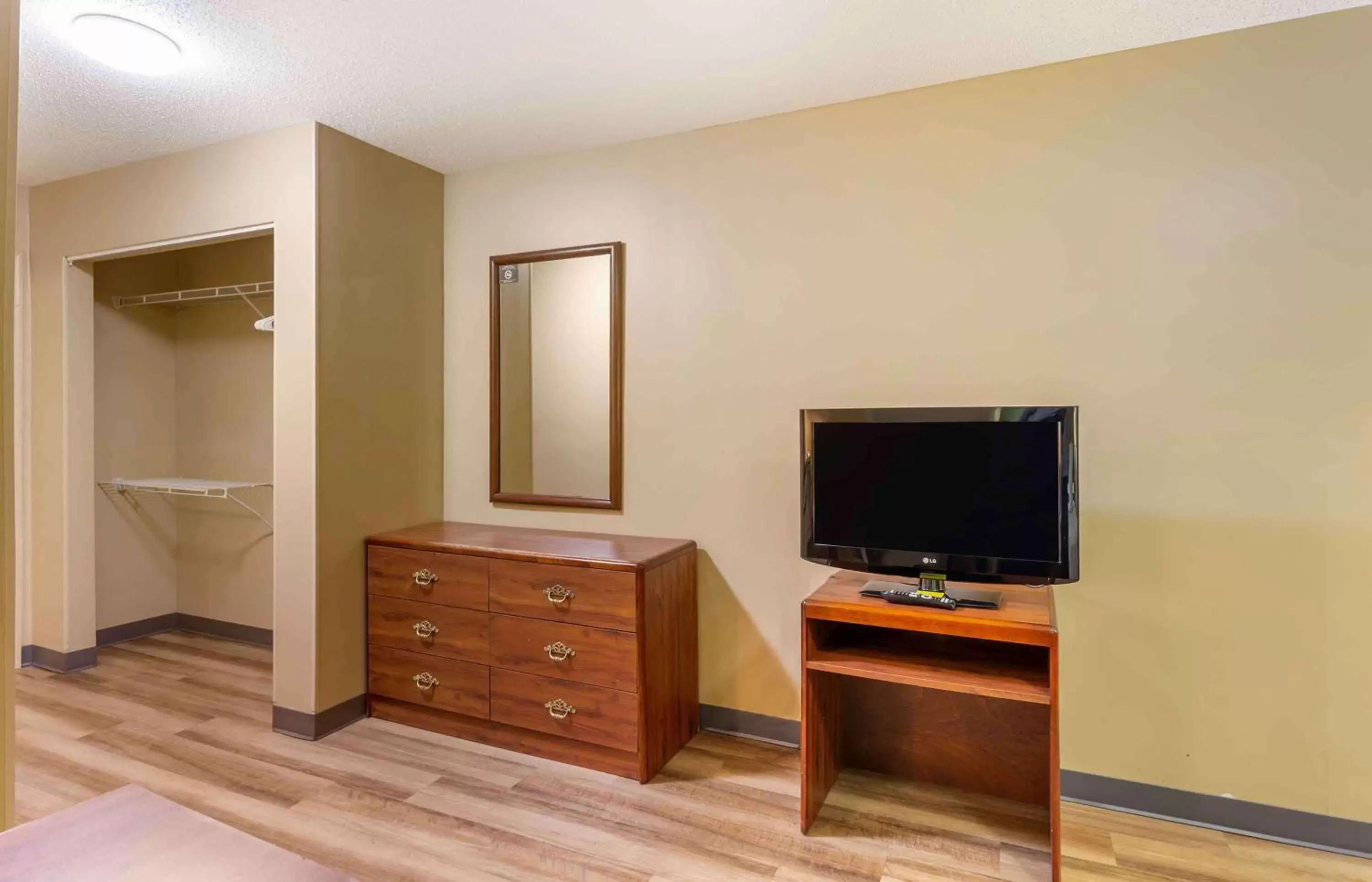 Bedroom, TV/Entertainment Center in Extended Stay America Select Suites - Richmond - Innsbrook