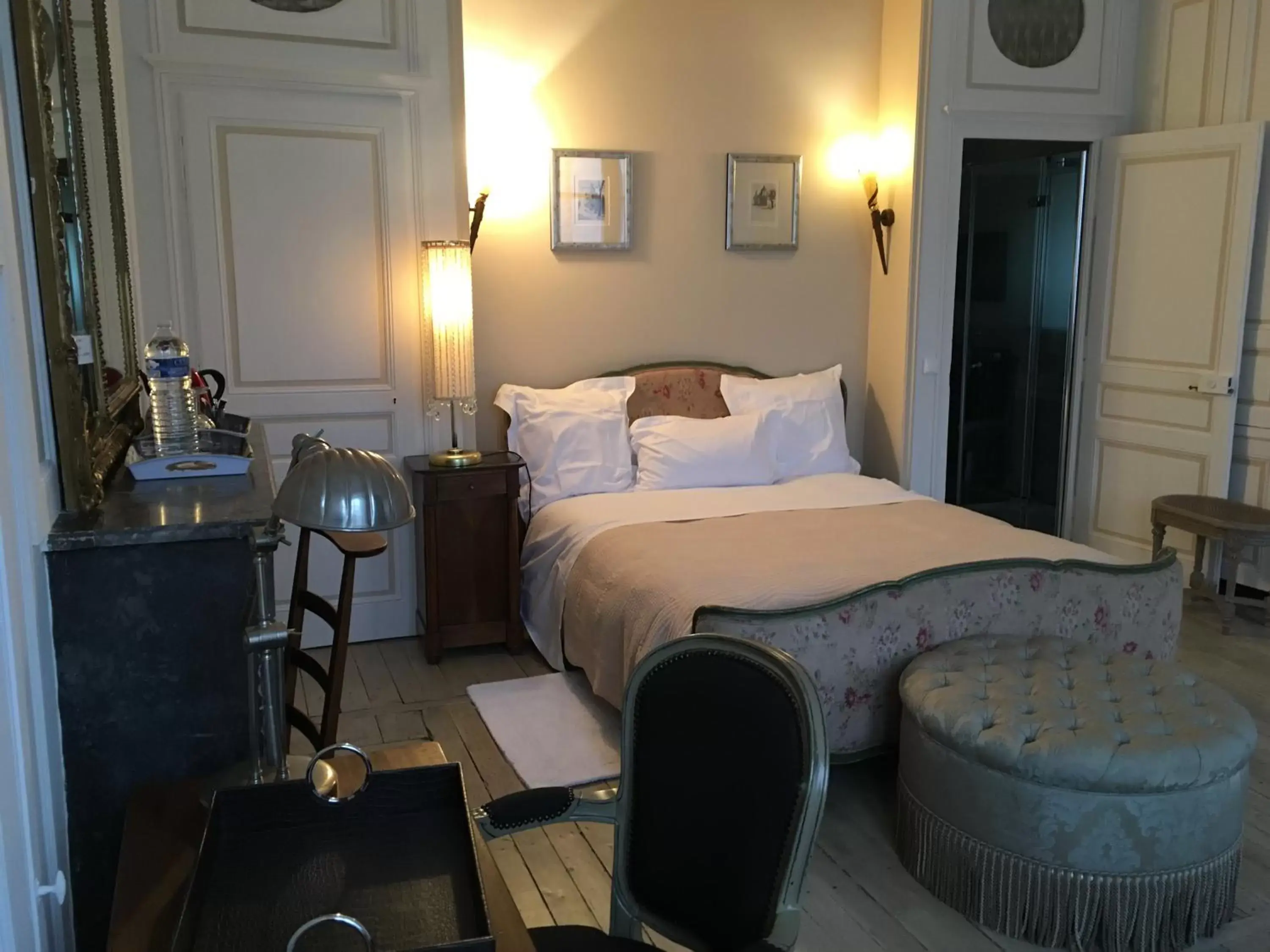 Photo of the whole room, Bed in Demeure des Vieux Bains