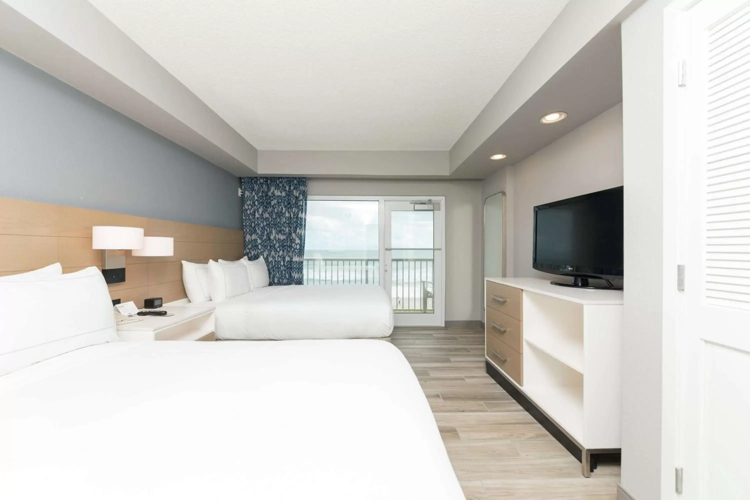 Bed, TV/Entertainment Center in DoubleTree Suites by Hilton Melbourne Beach Oceanfront