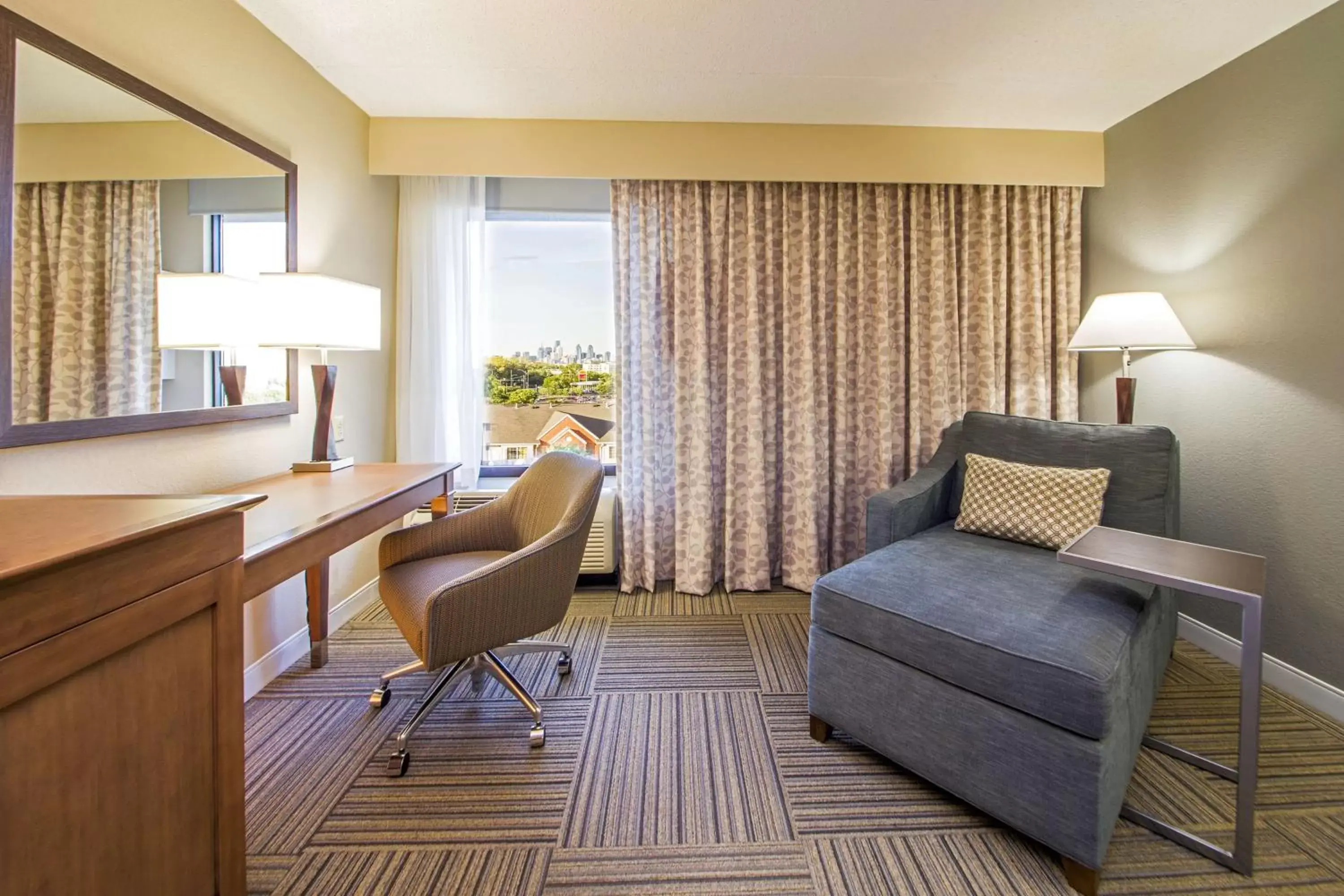 Bed, Seating Area in Hampton Inn Philadelphia-Airport