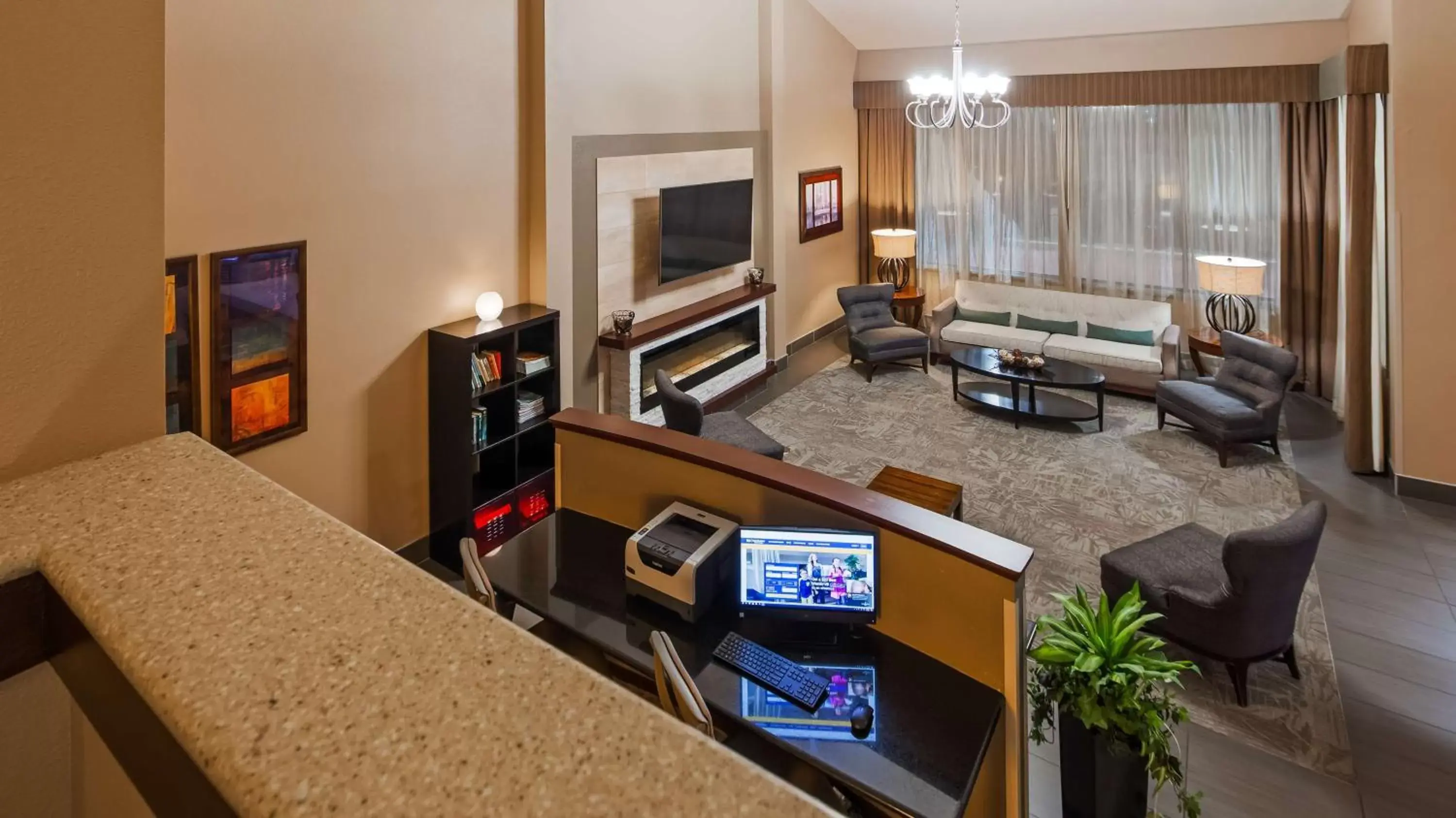 Lobby or reception, TV/Entertainment Center in Best Western West Towne Suites