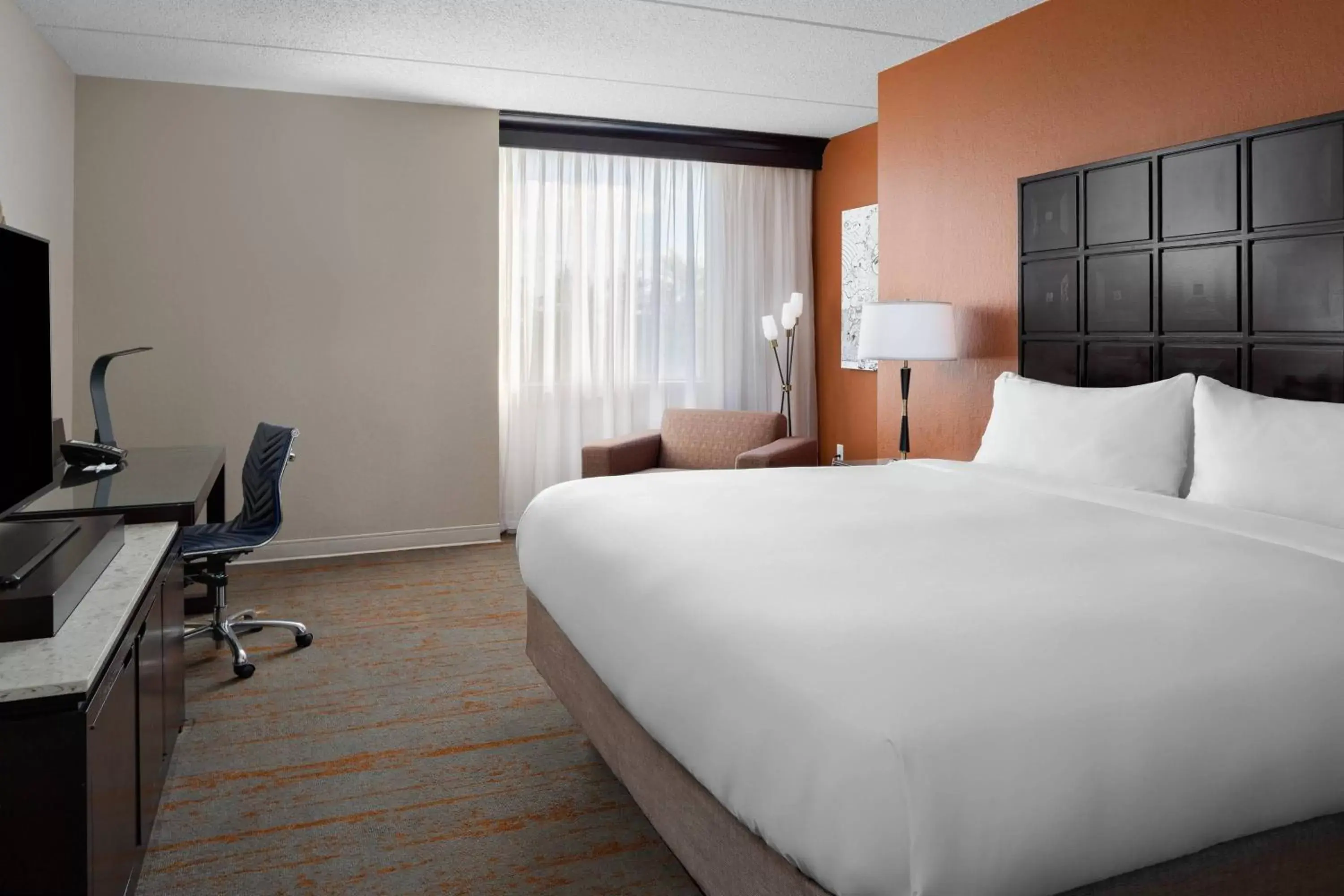 Photo of the whole room, Bed in Renaissance Indianapolis North Hotel