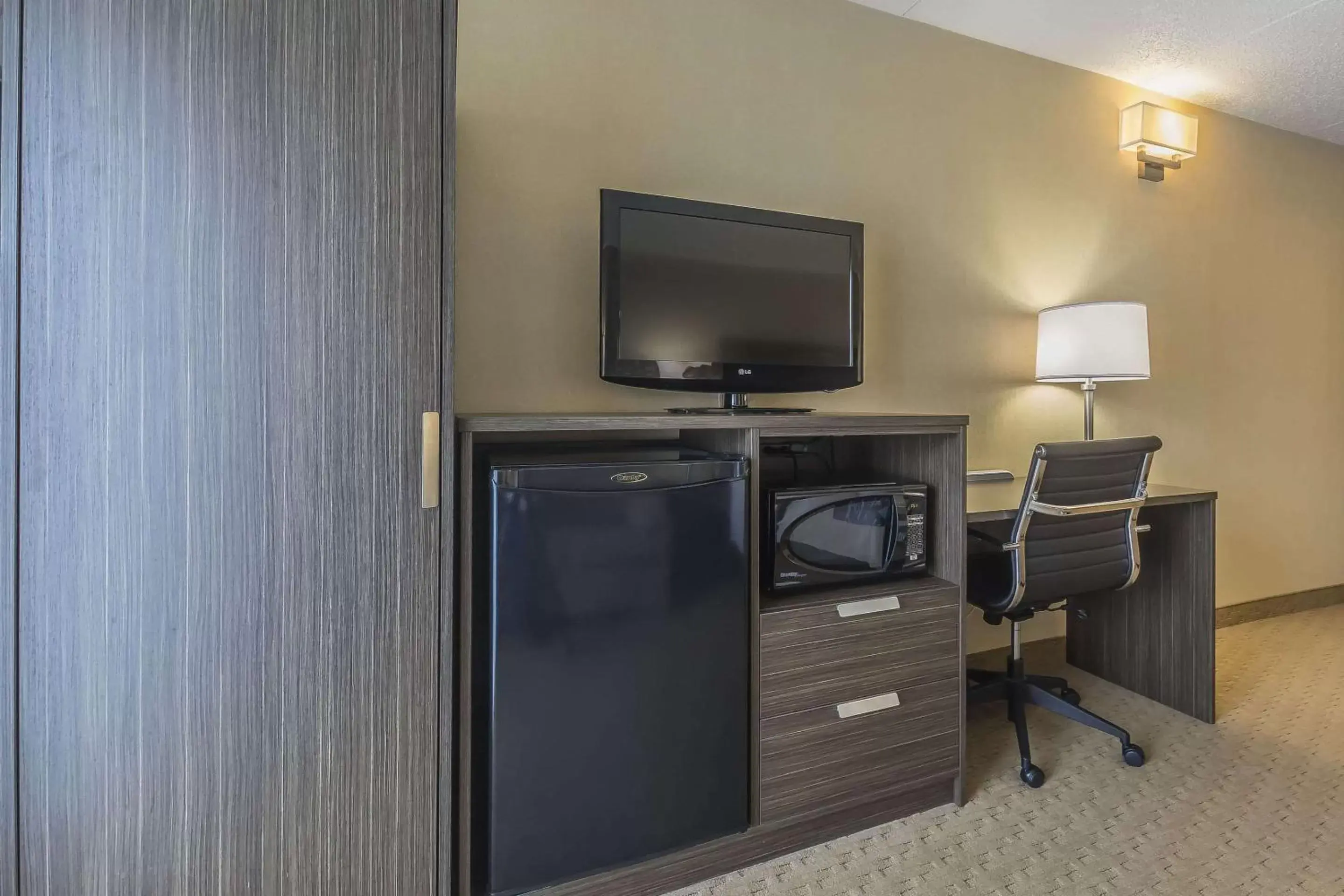 Photo of the whole room, TV/Entertainment Center in Comfort Inn Levis