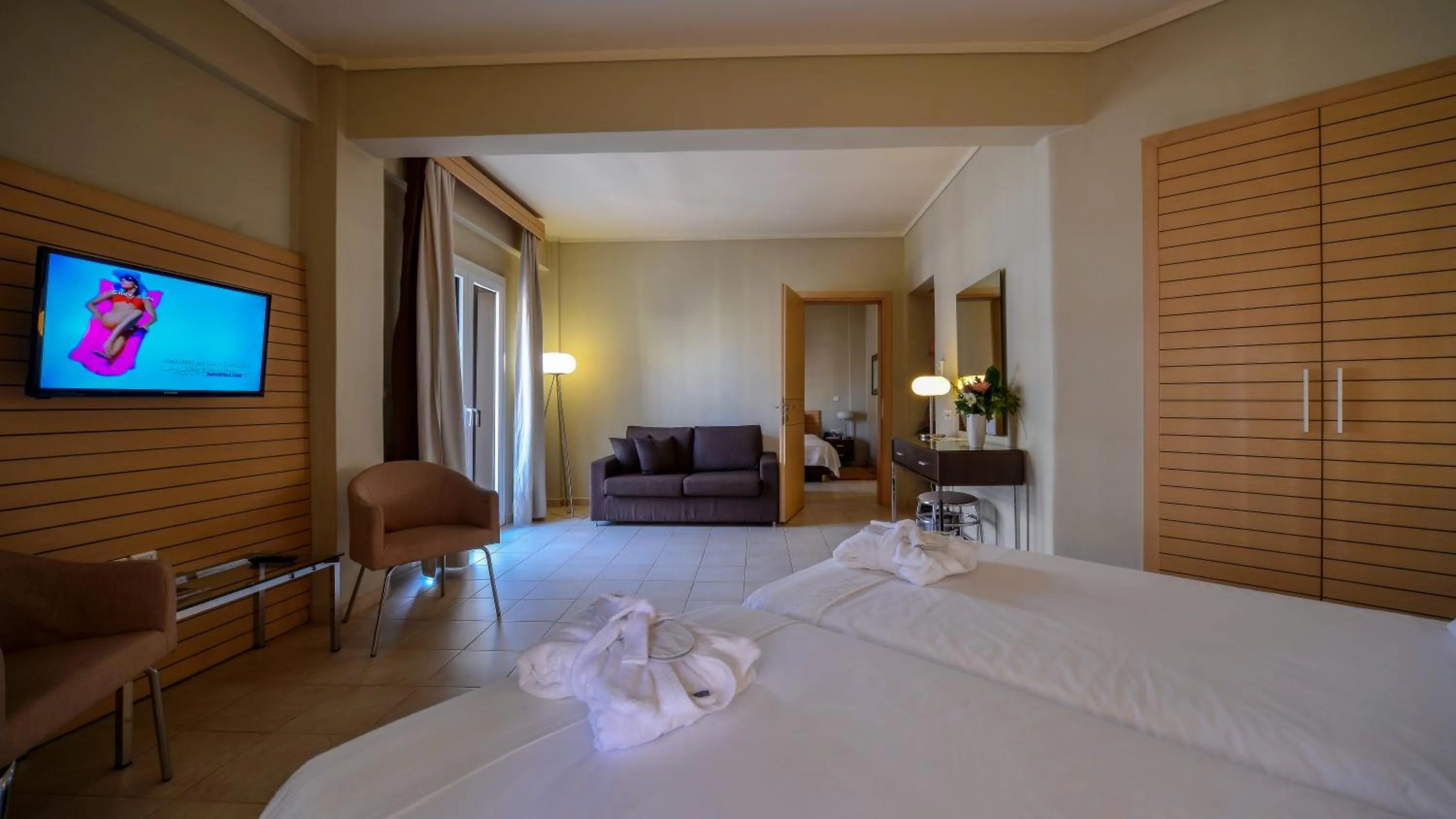 Living room, Bed in Astoria Hotel Thessaloniki