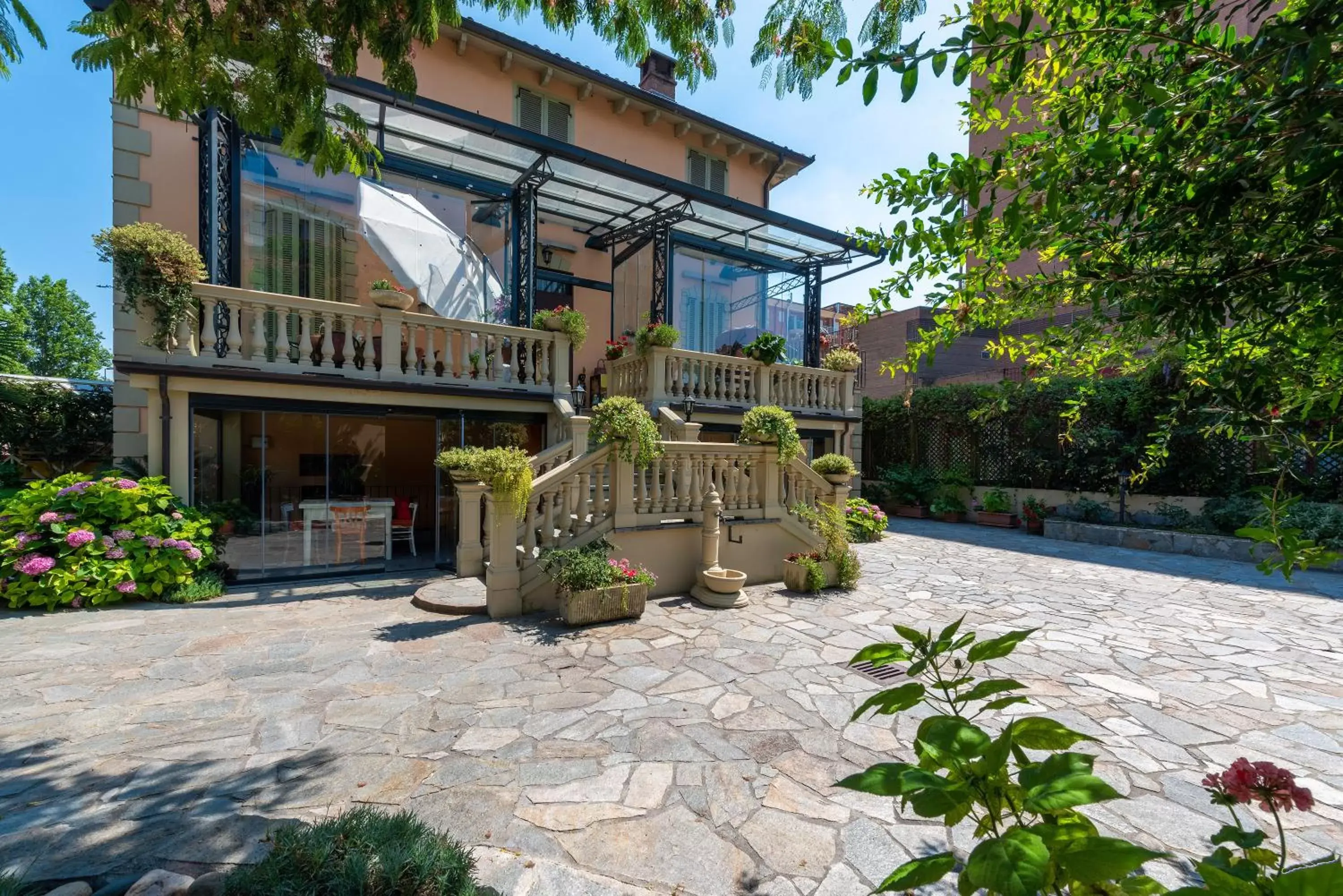 Facade/entrance, Property Building in Villa Mery