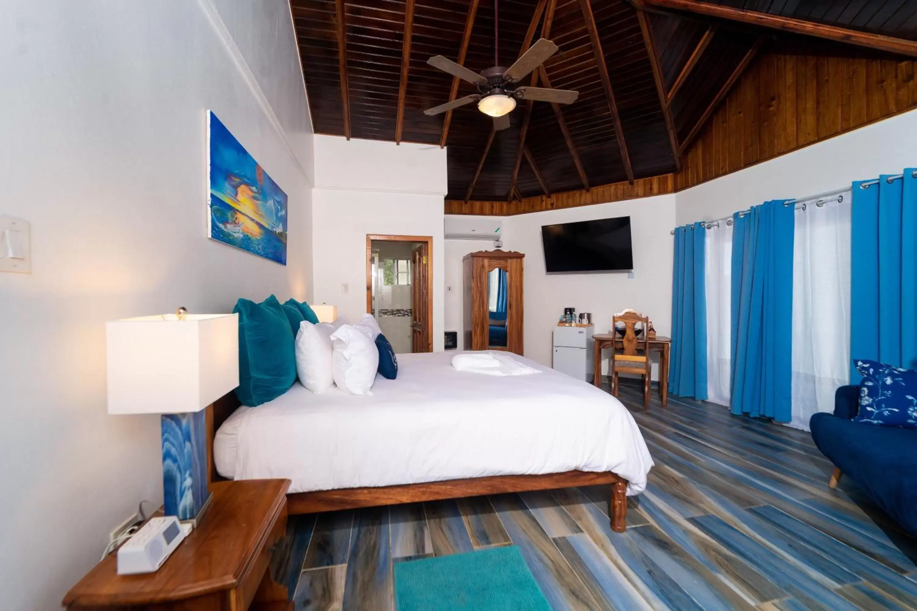 Bedroom, Bed in Blue Skies Beach Resort