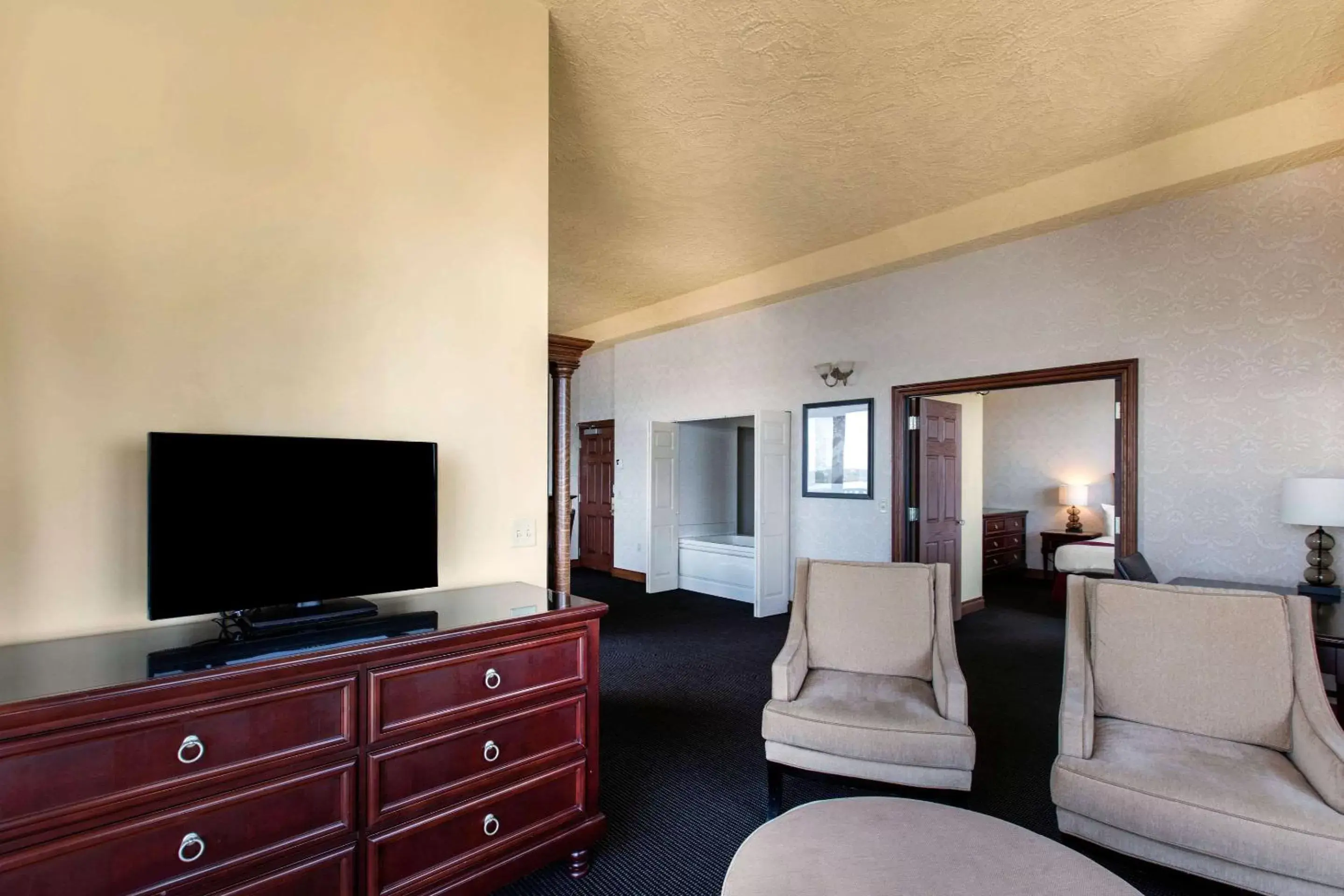 Bedroom, TV/Entertainment Center in Shoreline Inn & Conference Center, Ascend Hotel Collection