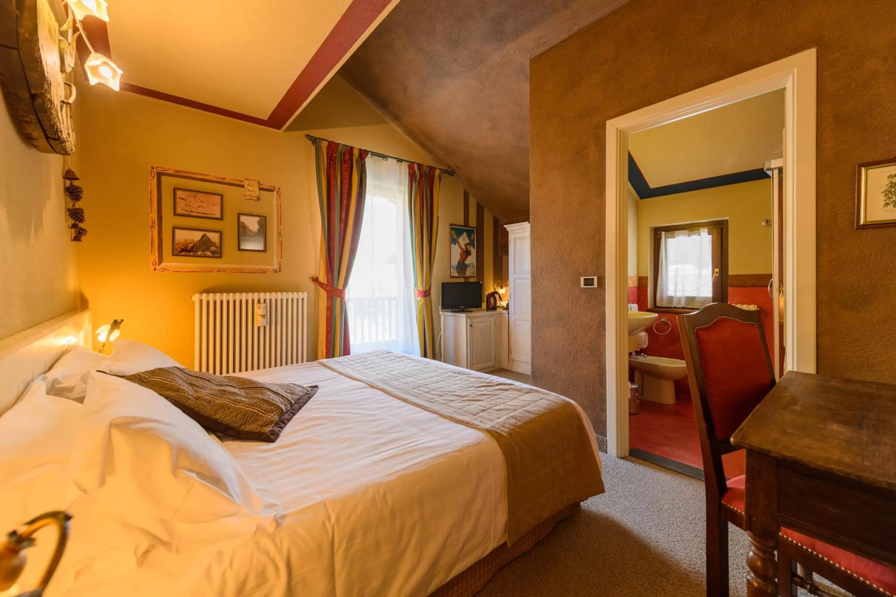 Photo of the whole room, Bed in Hotel Chalet La Meridiana