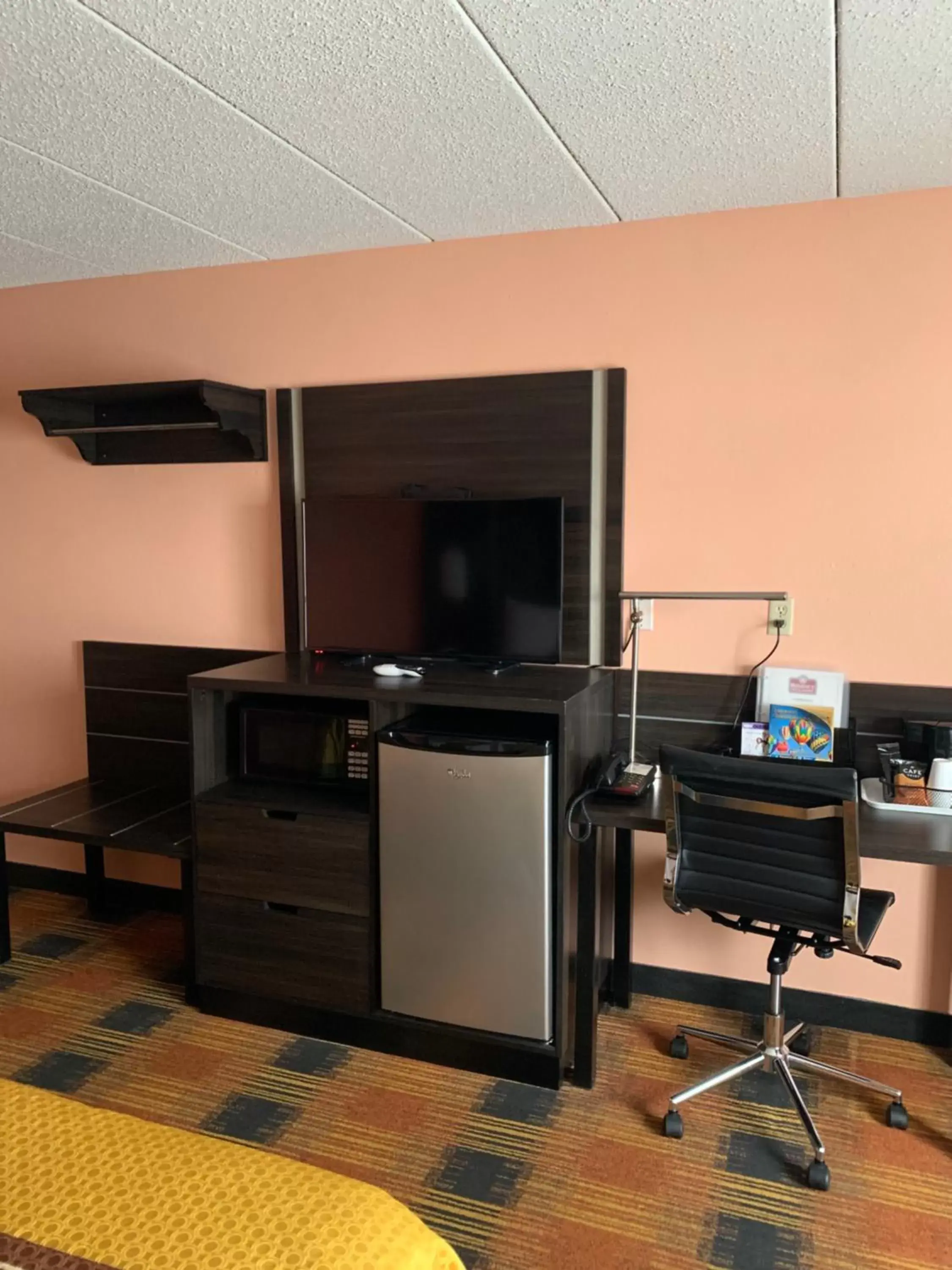 TV/Entertainment Center in Regency Inn & Suites Faribault