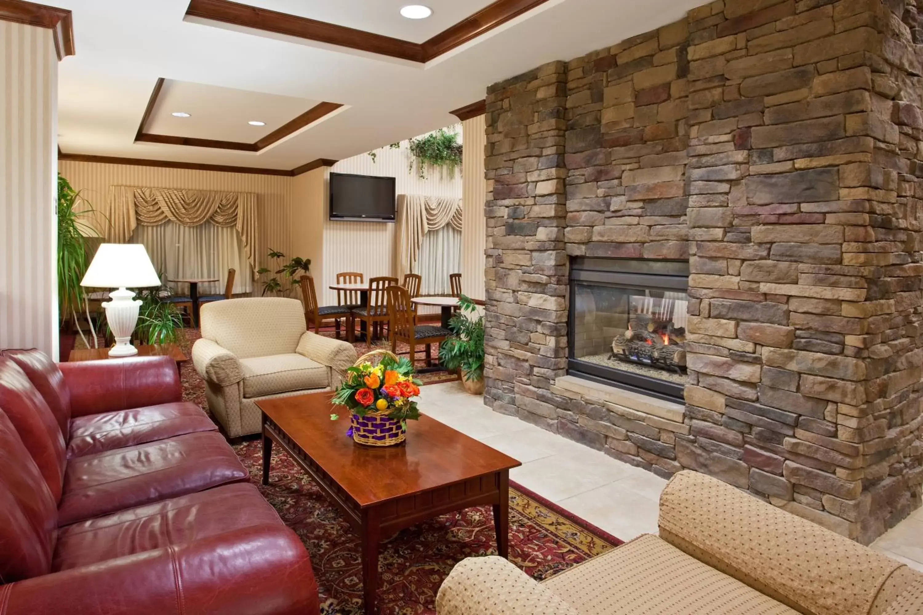 Breakfast, Seating Area in Holiday Inn Express Hotel & Suites Marion, an IHG Hotel