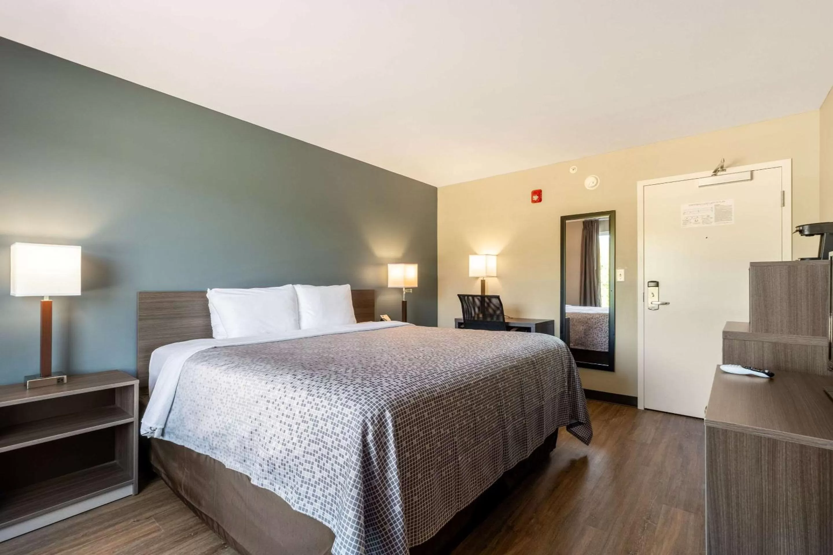 Photo of the whole room, Bed in Econo Lodge