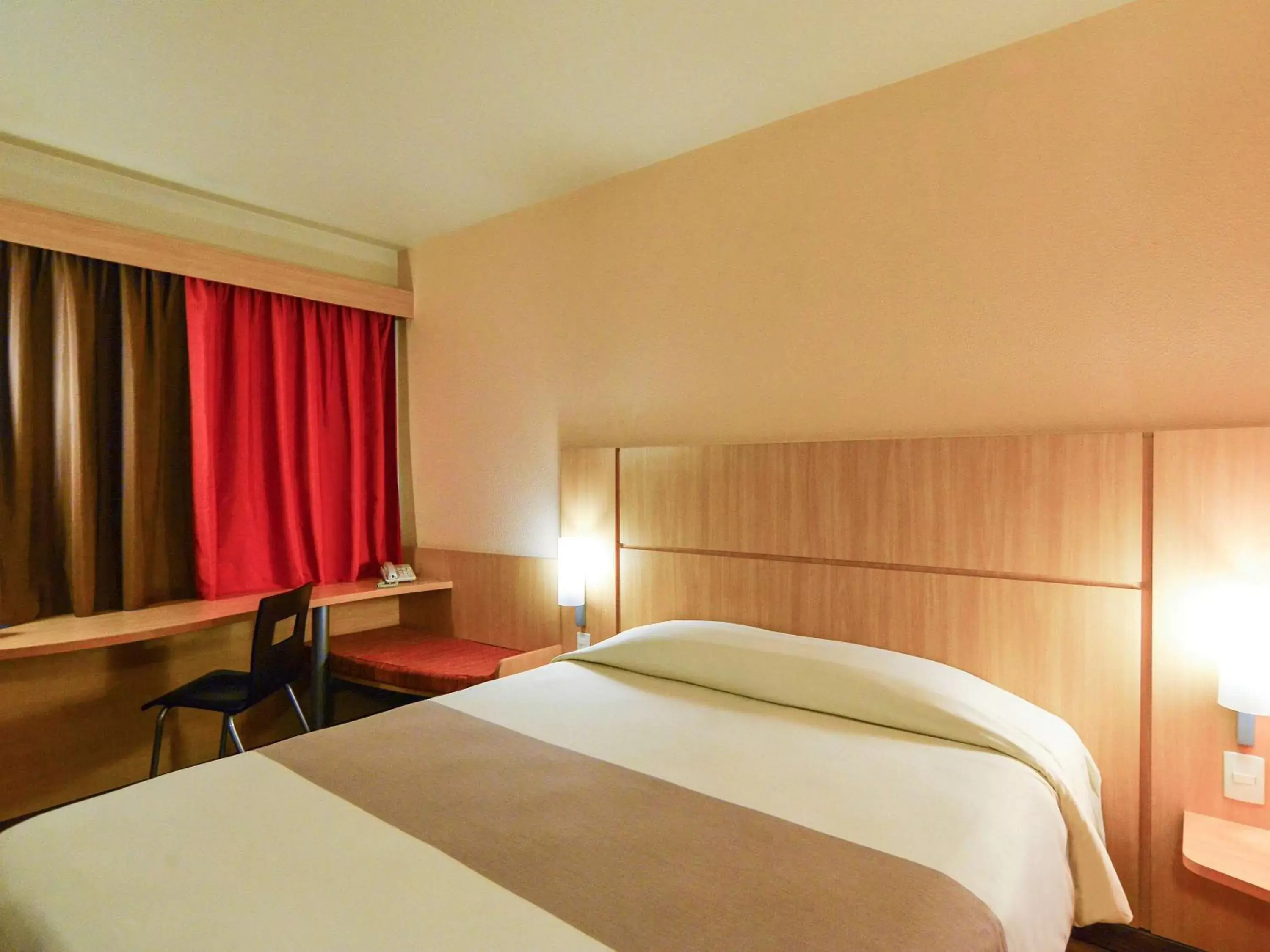 Photo of the whole room, Bed in ibis Caxias do Sul