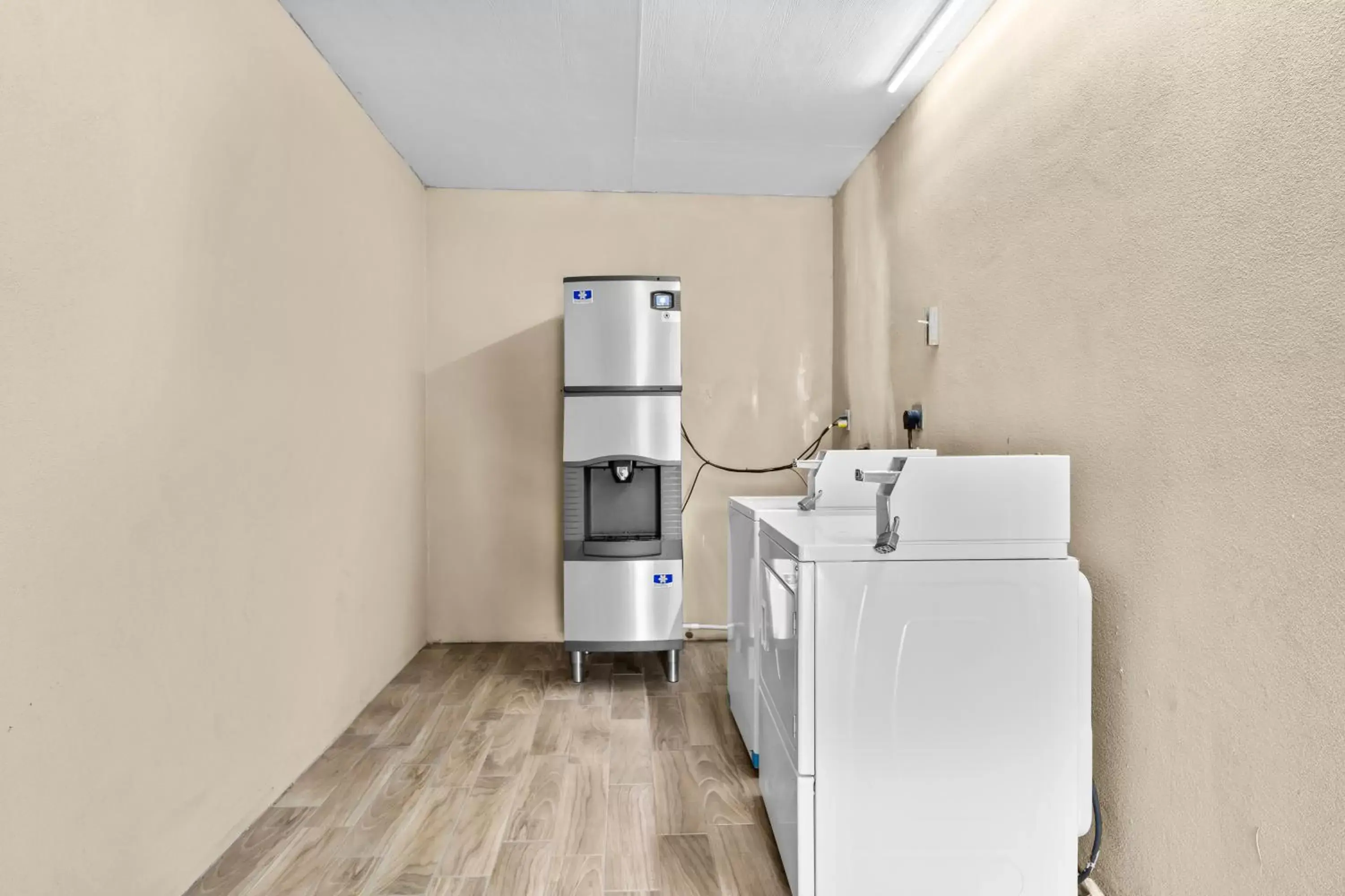 washing machine, Kitchen/Kitchenette in Executive Inn & Suites Magnolia