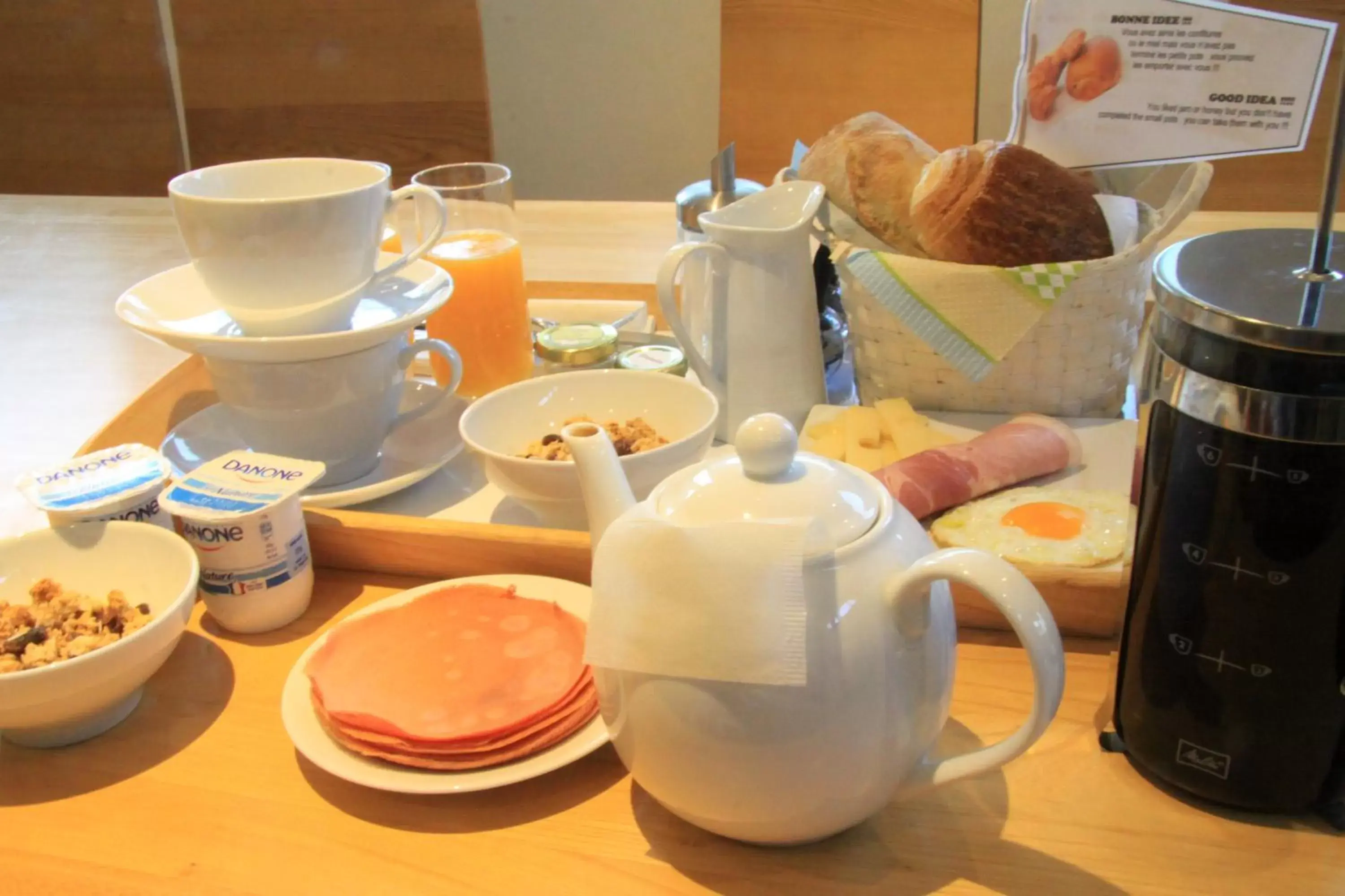 Continental breakfast in Chambre D'hôtes Les Epicuriens