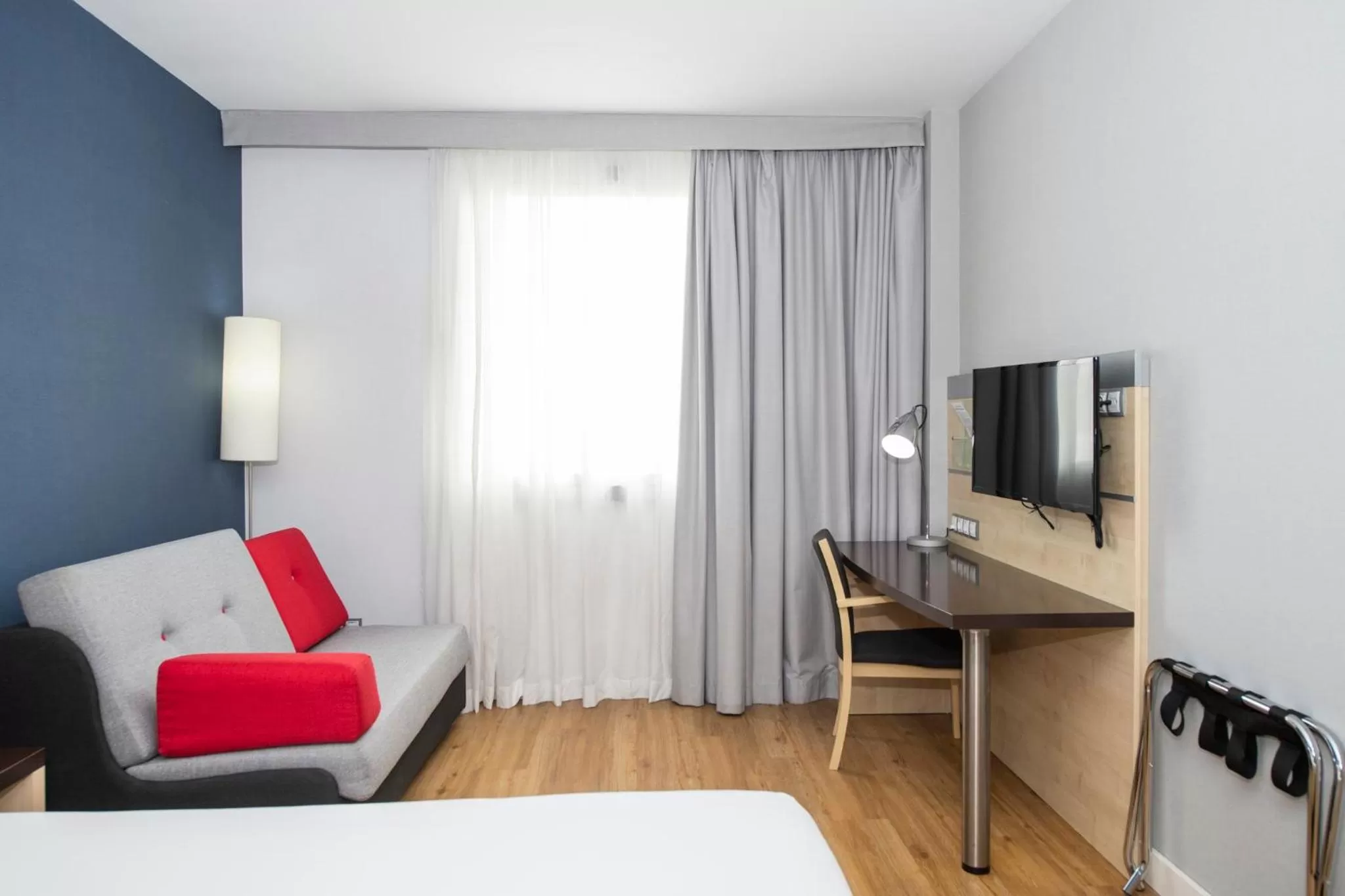 Photo of the whole room, Bed in Holiday Inn Express Barcelona City 22@ by IHG