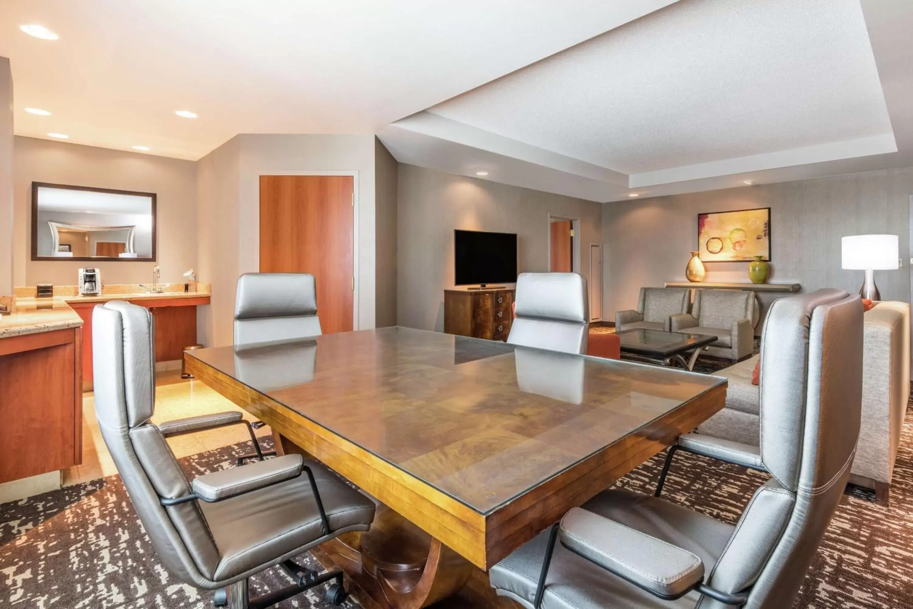 Living room, Dining Area in Embassy Suites by Hilton Saint Louis Saint Charles