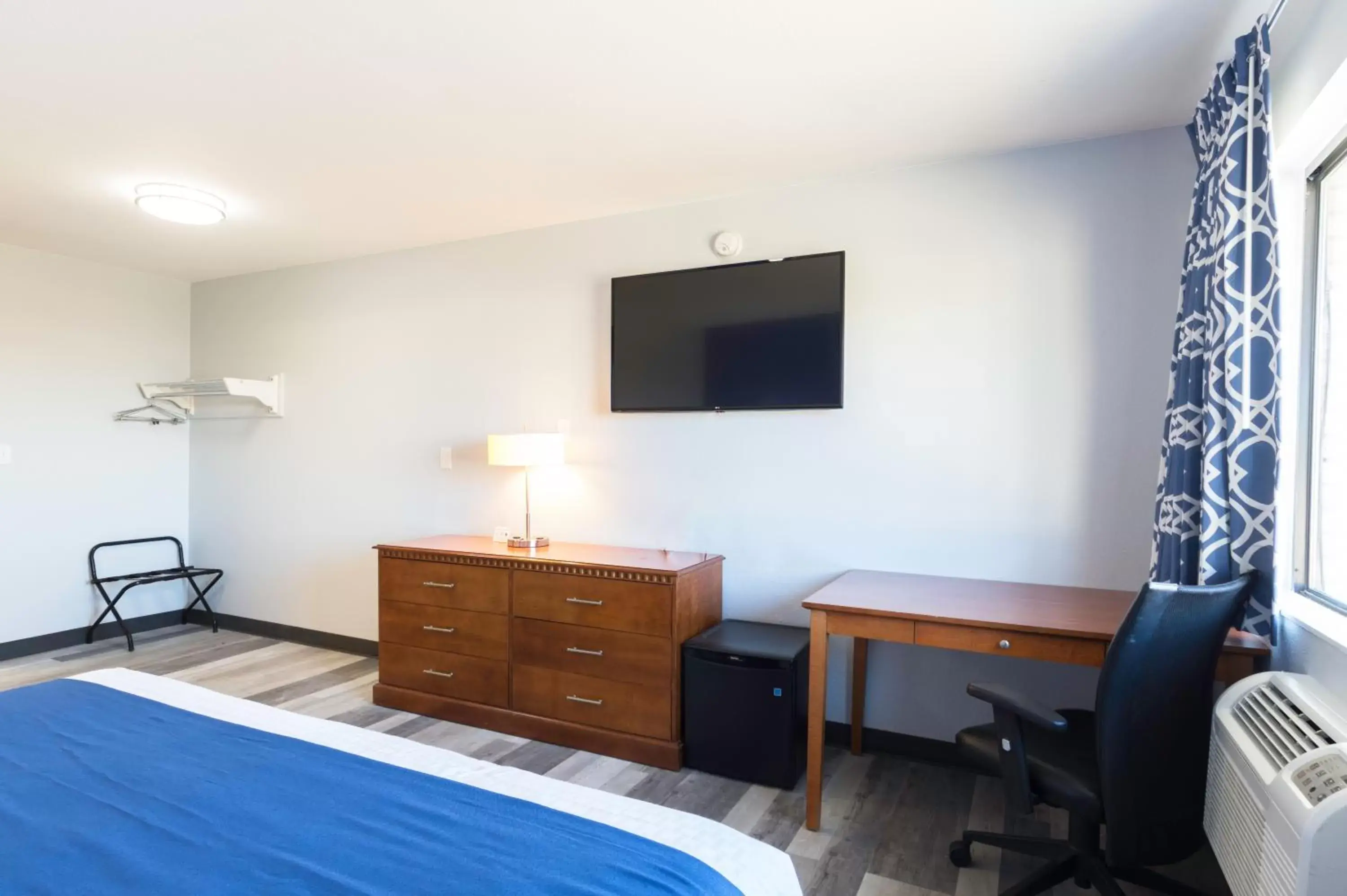 Bed, TV/Entertainment Center in Americas Best Value Inn East Peoria