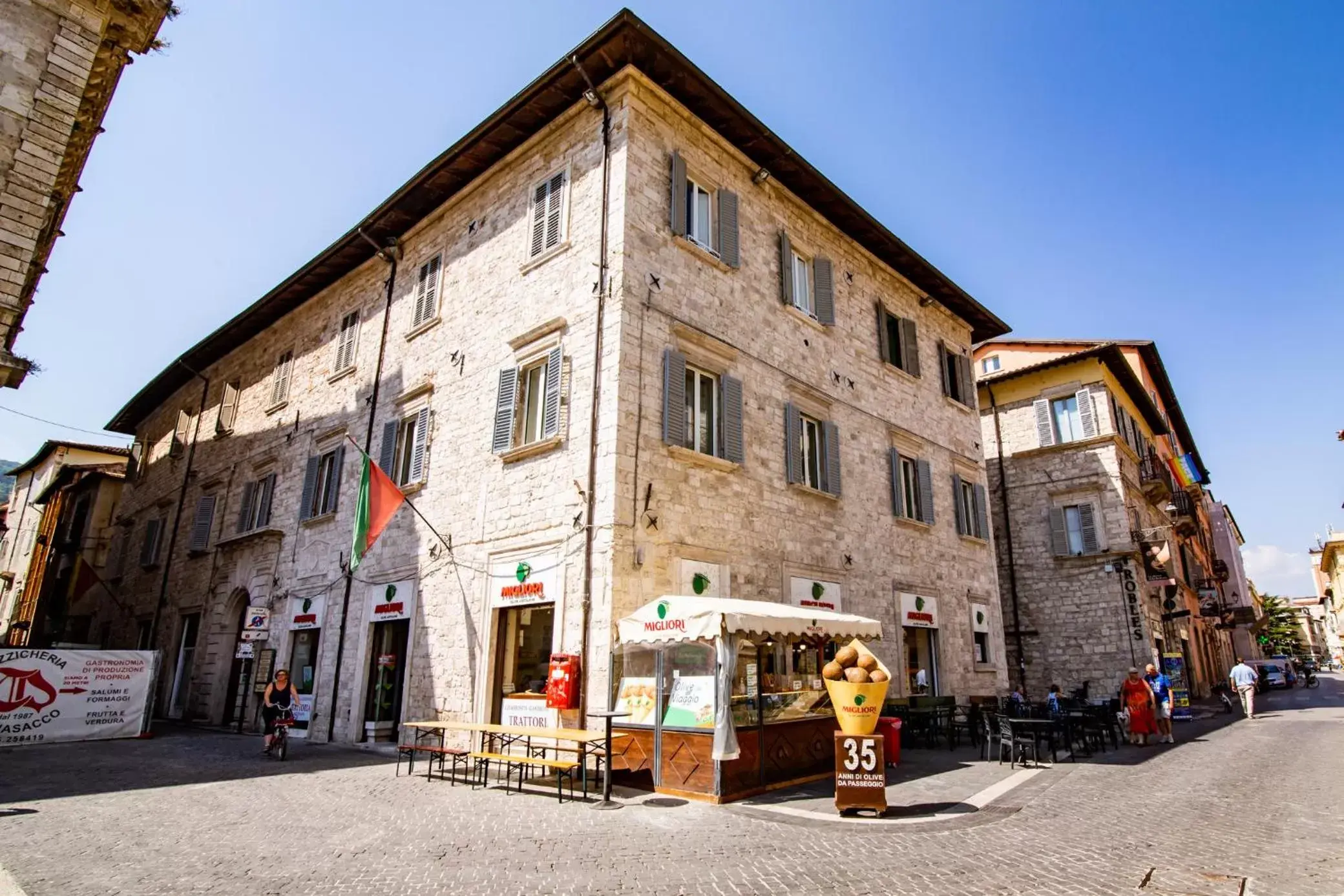 Property Building in Migliori Olive Ascolane beds