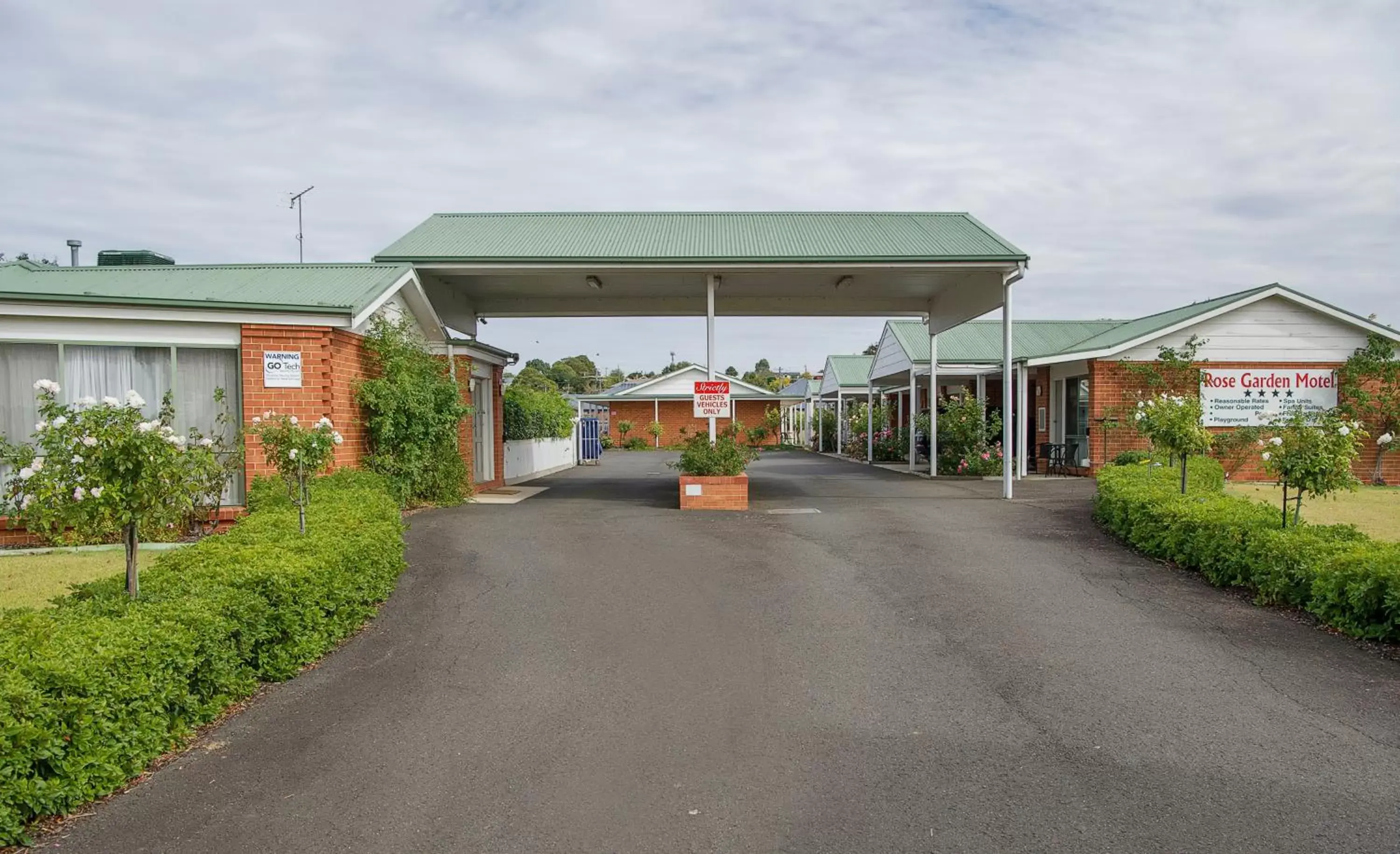 Facade/entrance, Property Building in Rose Garden Motel