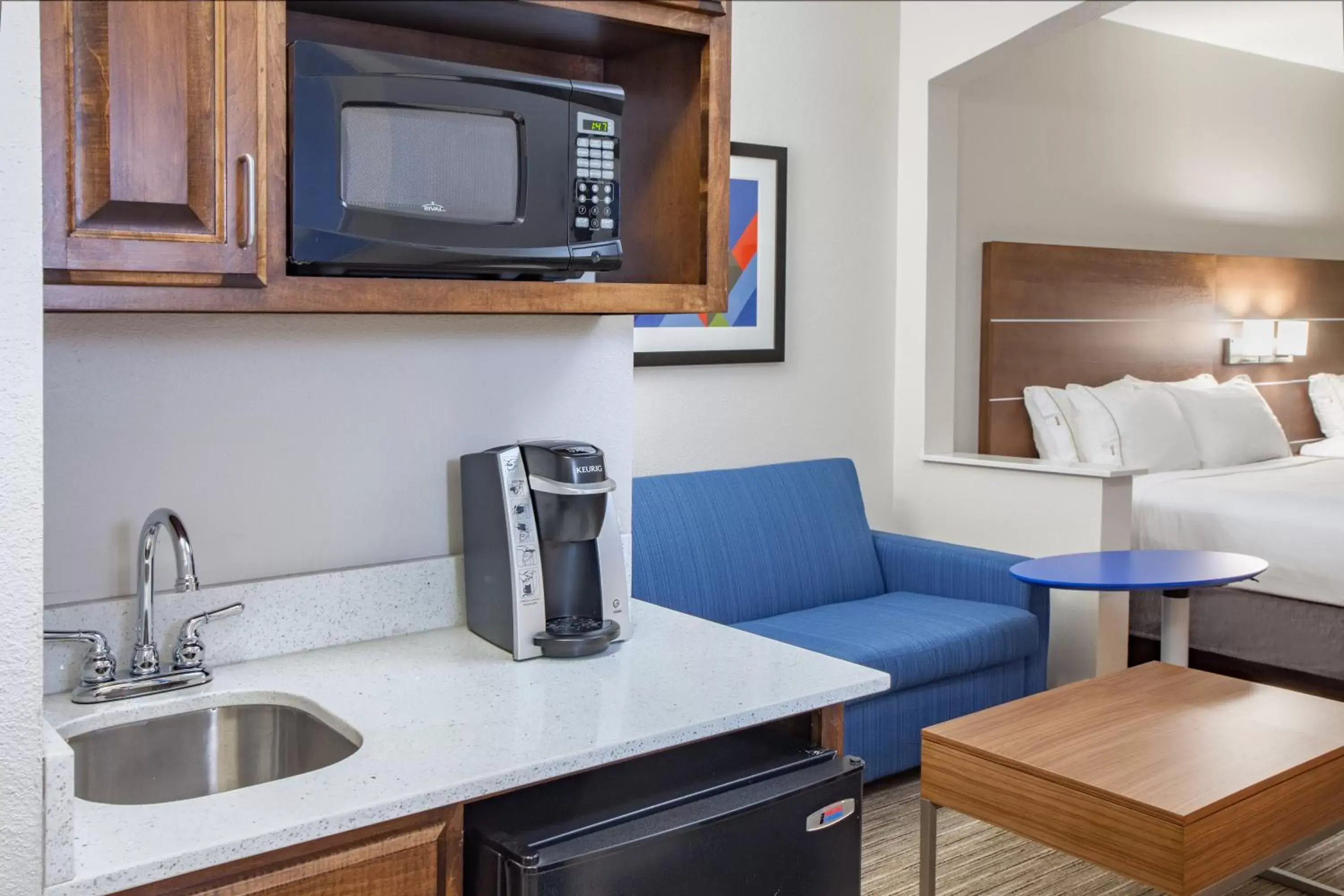 Photo of the whole room, Kitchen/Kitchenette in Holiday Inn Express & Suites Texarkana, an IHG Hotel
