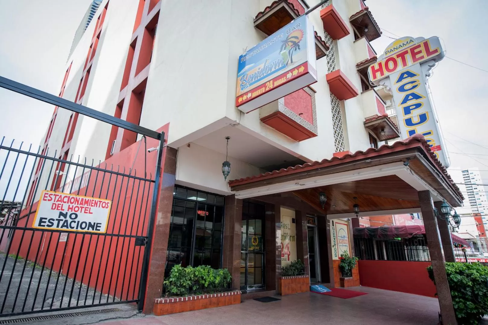 Facade/entrance in Hotel Acapulco