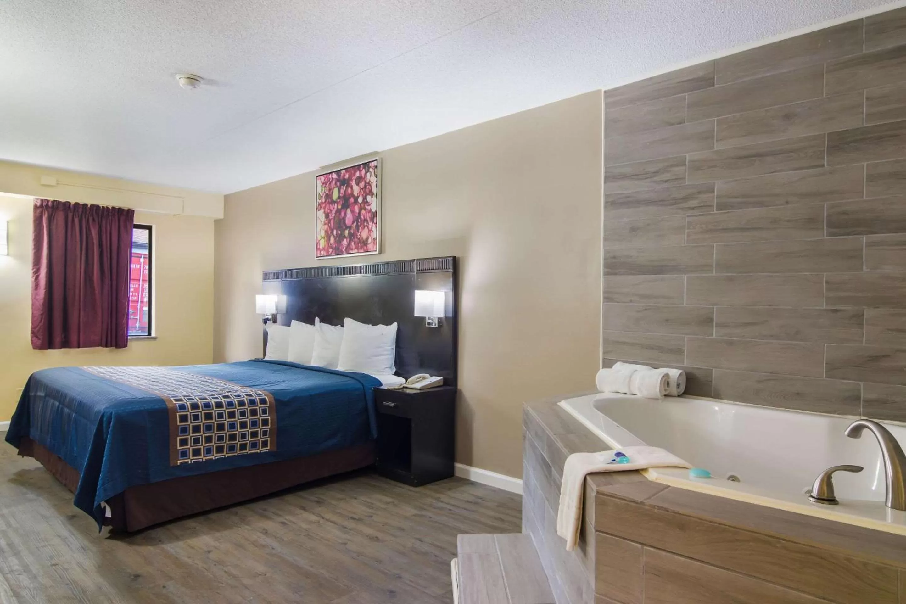 Photo of the whole room, Bed in Rodeway Inn & Suites Monroeville-Pittsburgh