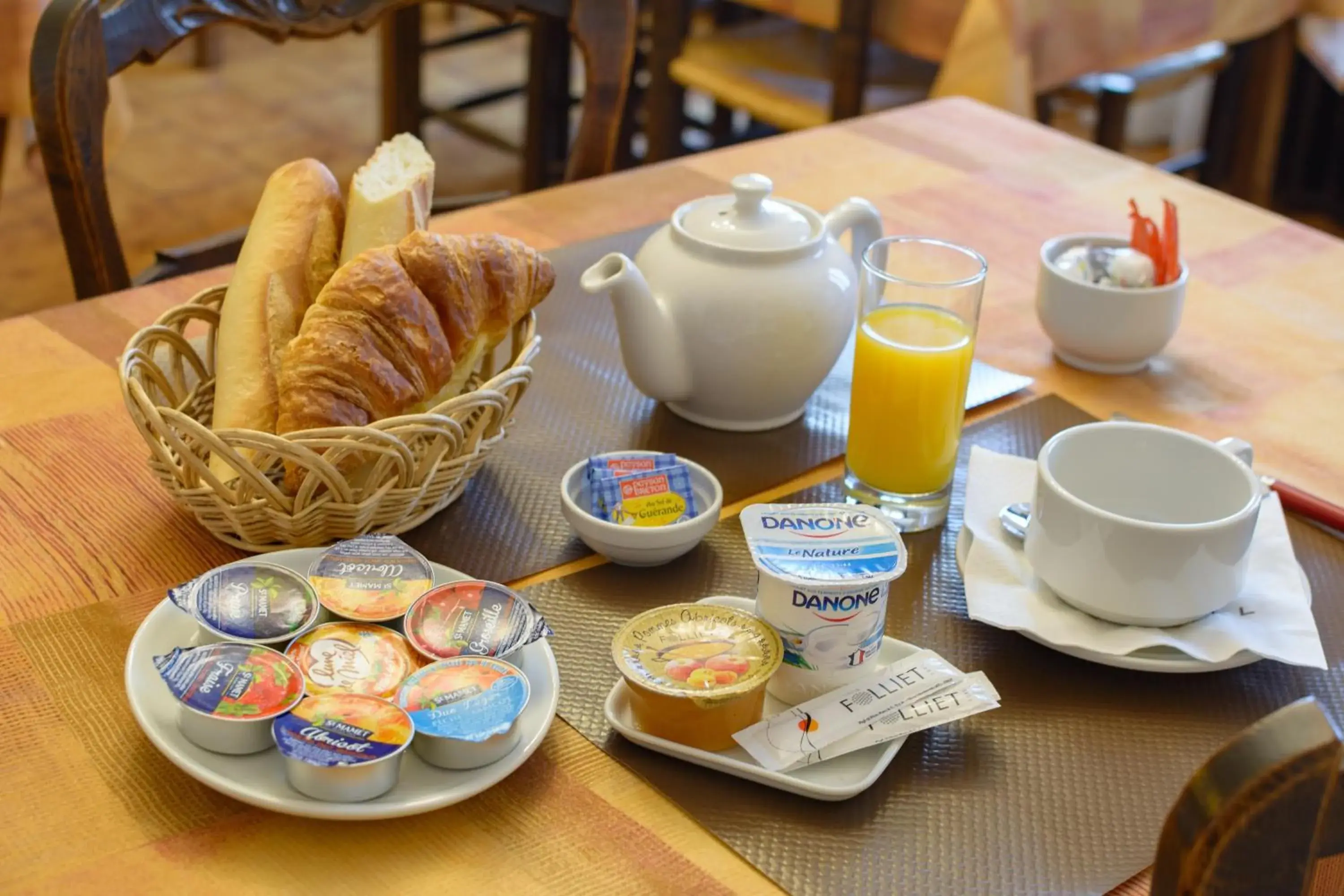 Food and drinks, Breakfast in Cit'Hotel Aéro-Hotel