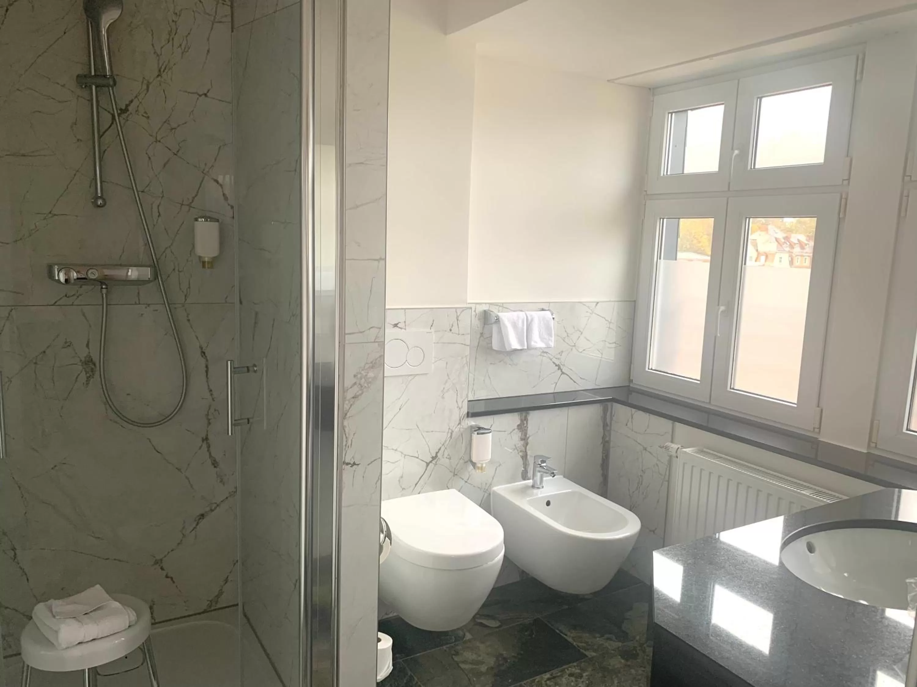 Toilet in Villa Thea Hotel am Rosengarten