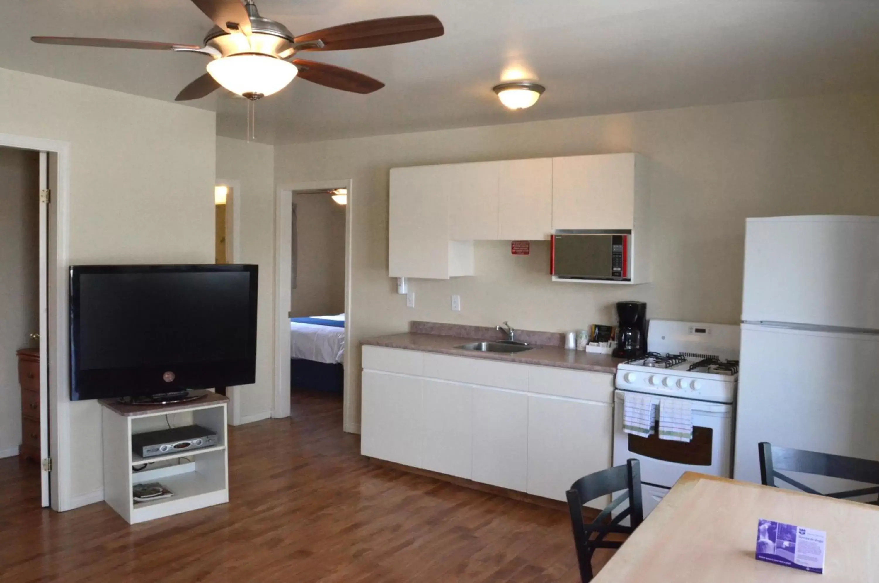 Kitchen/Kitchenette in Knights Inn Merritt