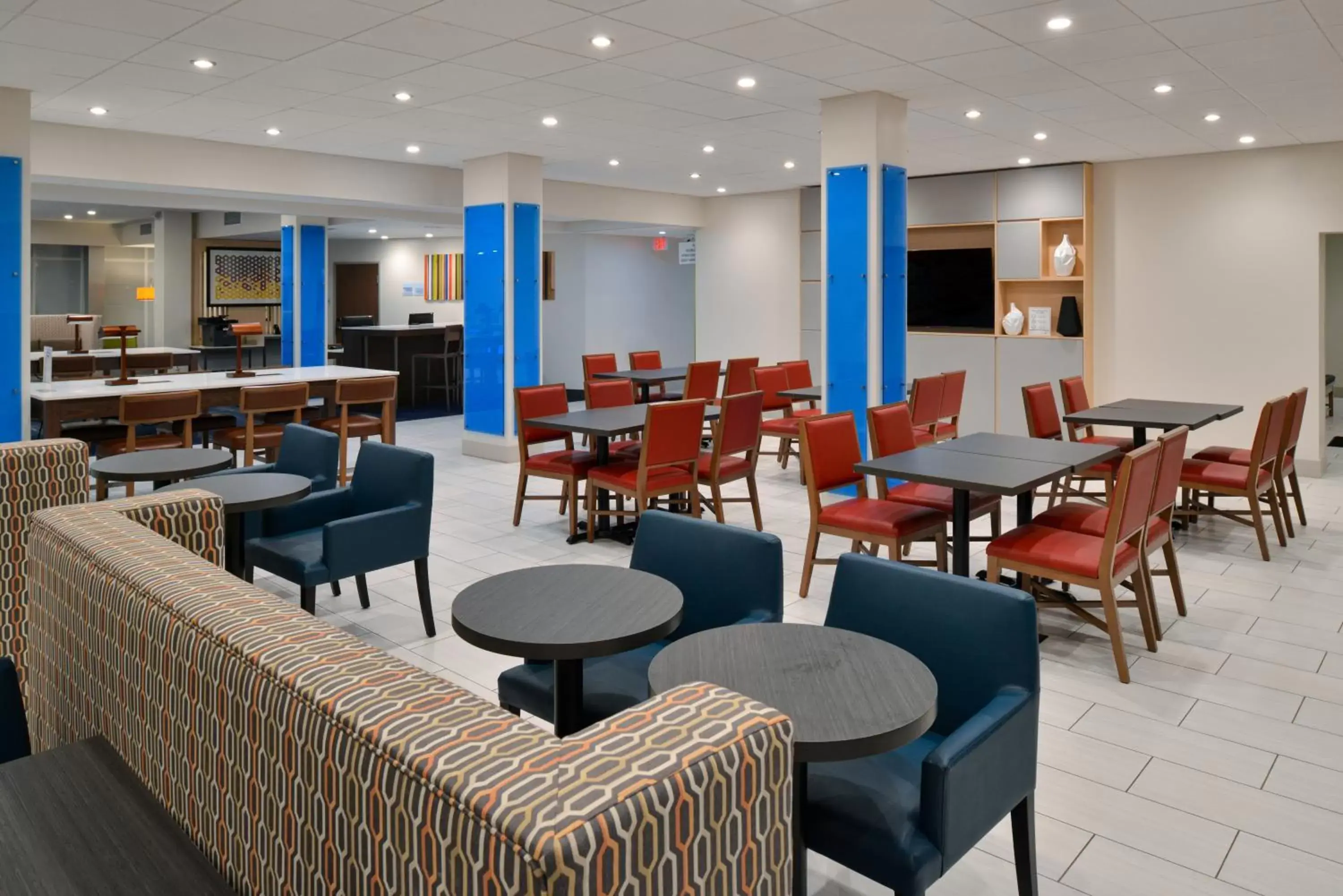 Seating area, Restaurant/Places to Eat in Holiday Inn Express Orlando - South Park, an IHG Hotel