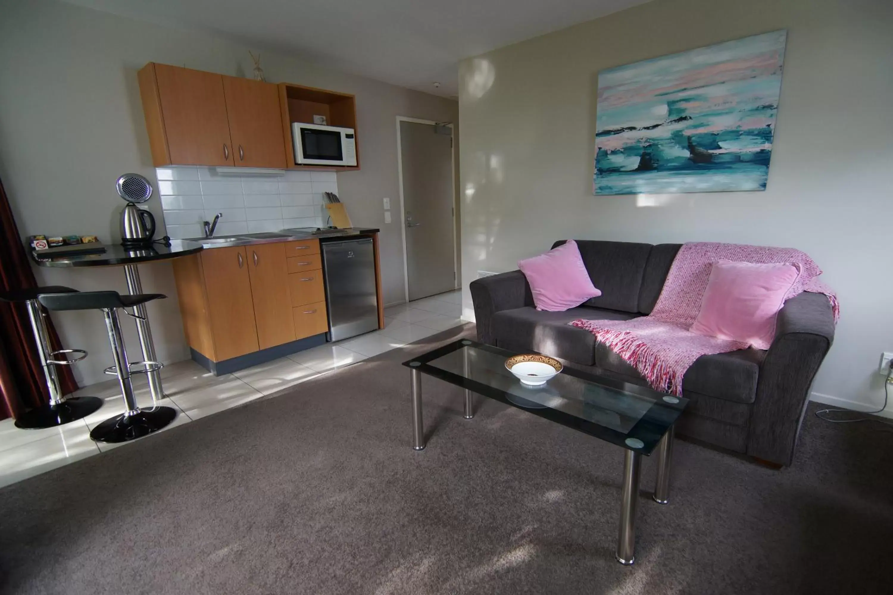 Kitchen or kitchenette, Seating Area in Sumner Bay Motel