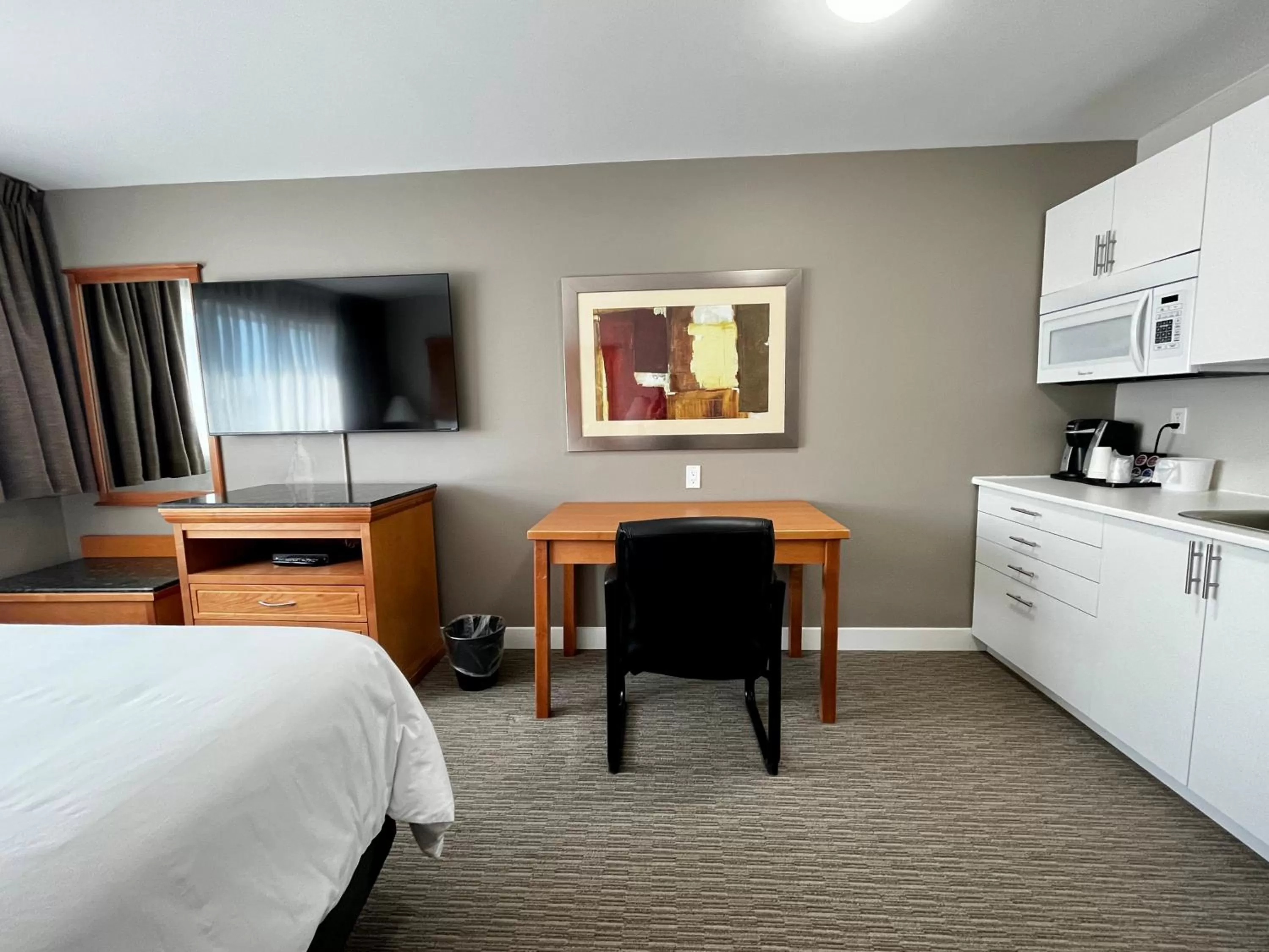 Kitchen or kitchenette, Bed in Anavada Inn & Suites - Prince George