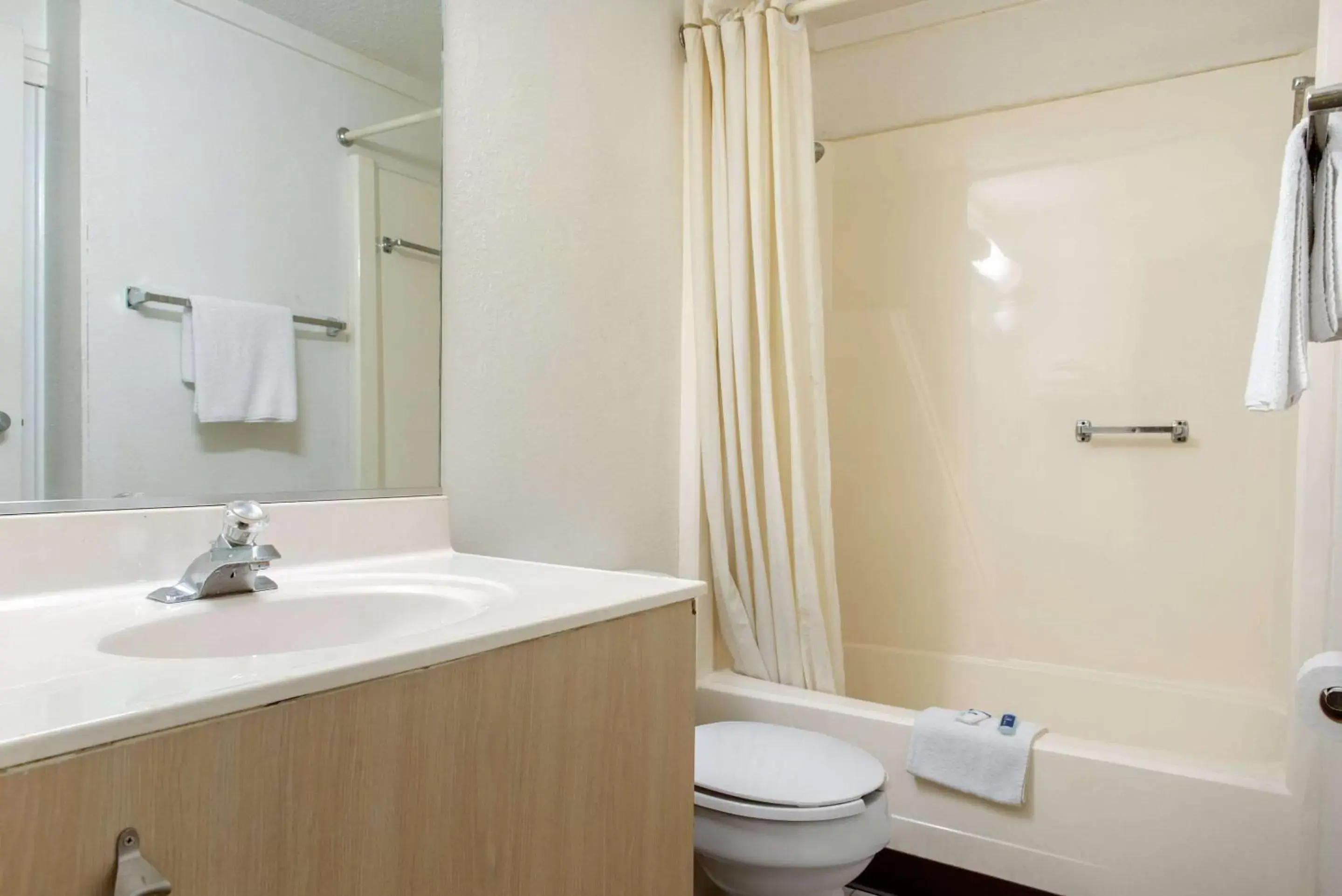 Bathroom in Rodeway Inn Sharonville Bathroom in Rodeway Inn Sharonville