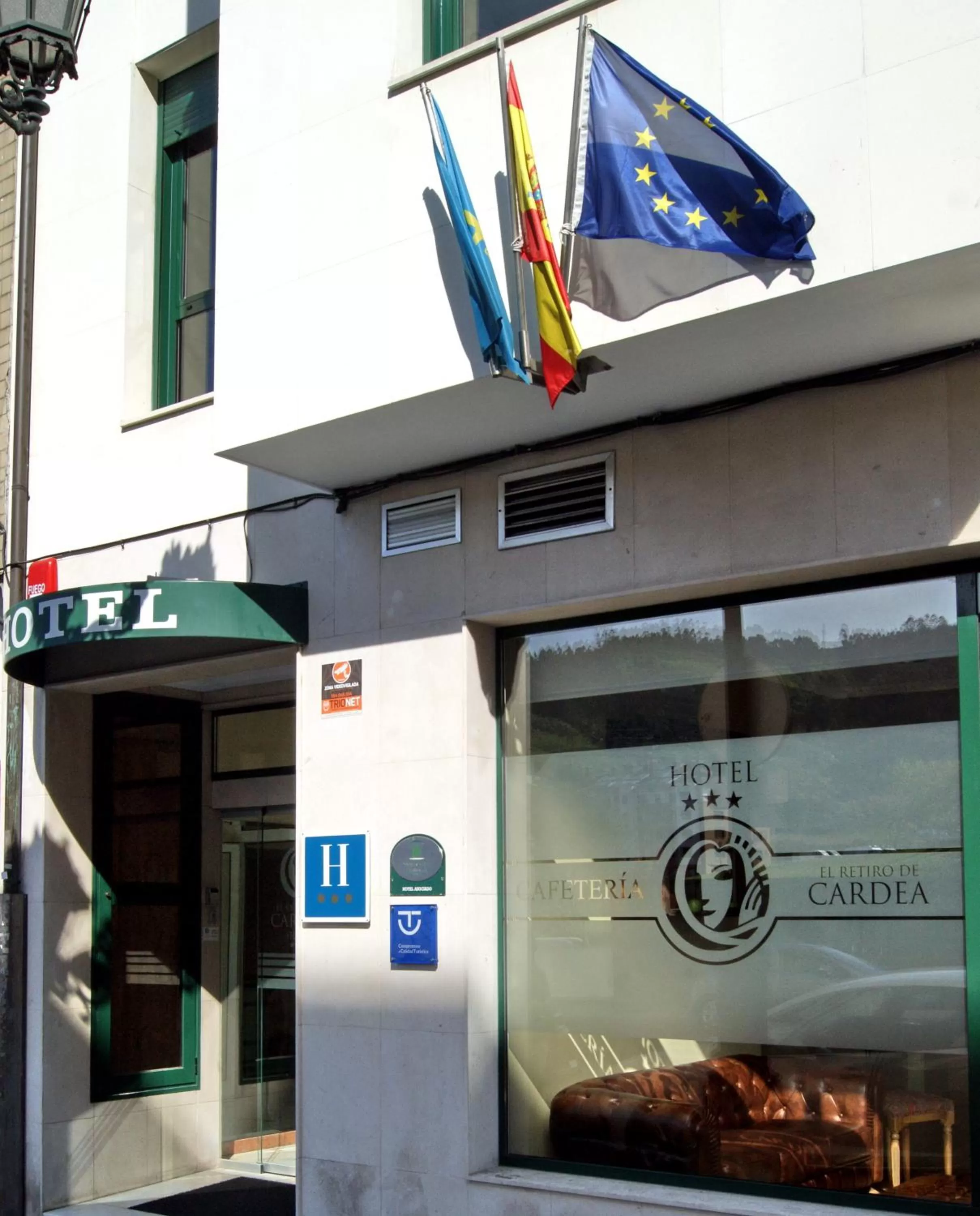 Facade/entrance in El Retiro de Cardea