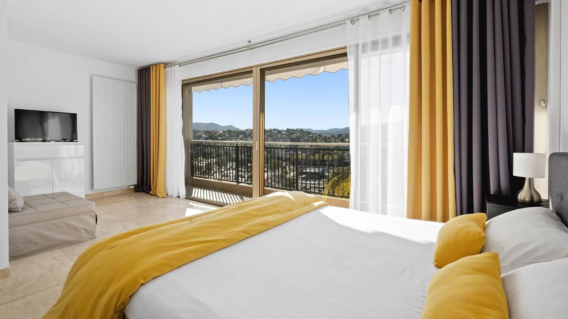 Bed in Cannes Marina Appart Hotel Mandelieu