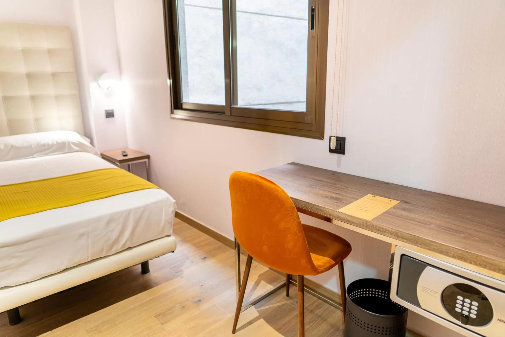 Photo of the whole room, Bed in Caledonian