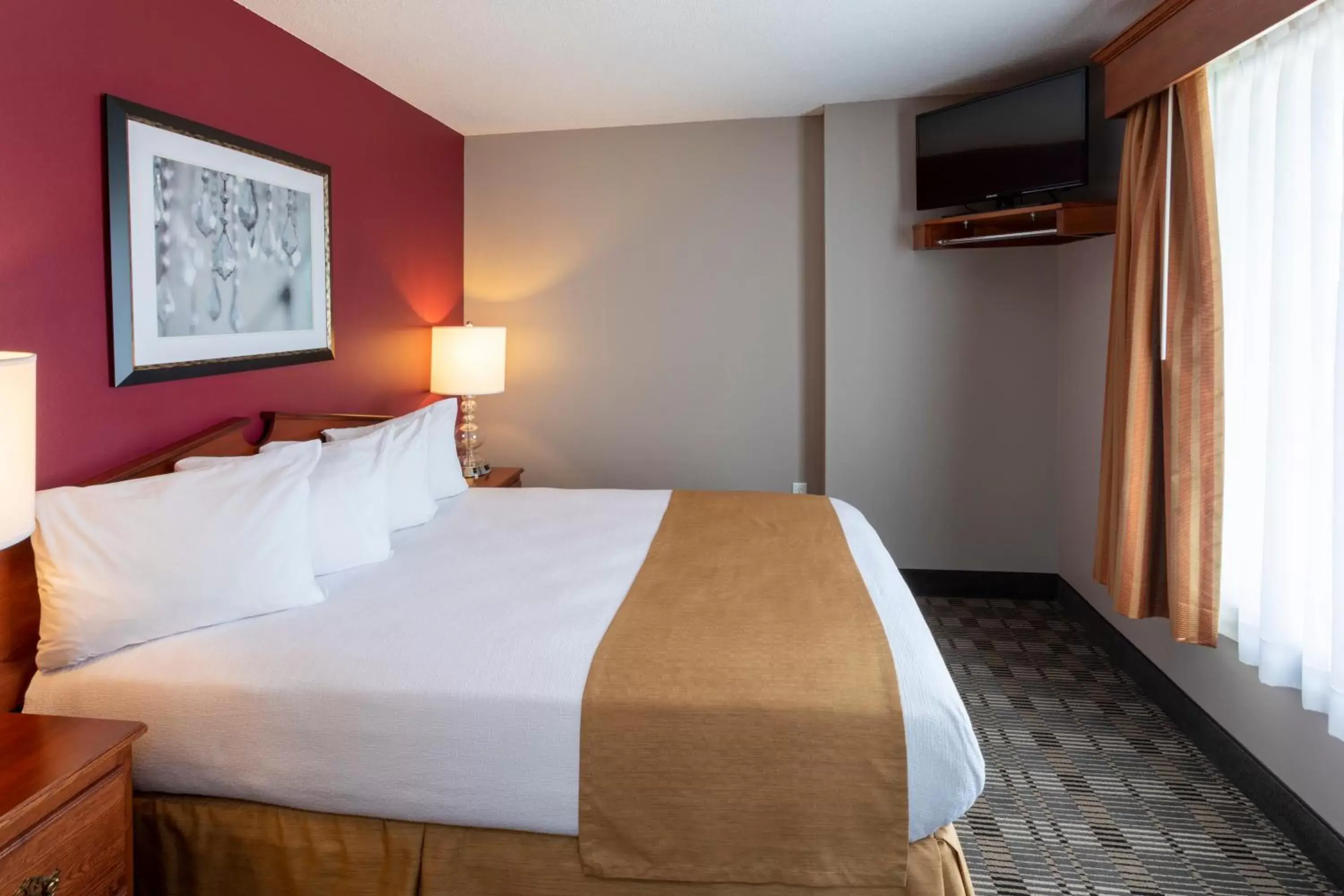 Bedroom, Bed in GrandStay Hotel & Suites Ames